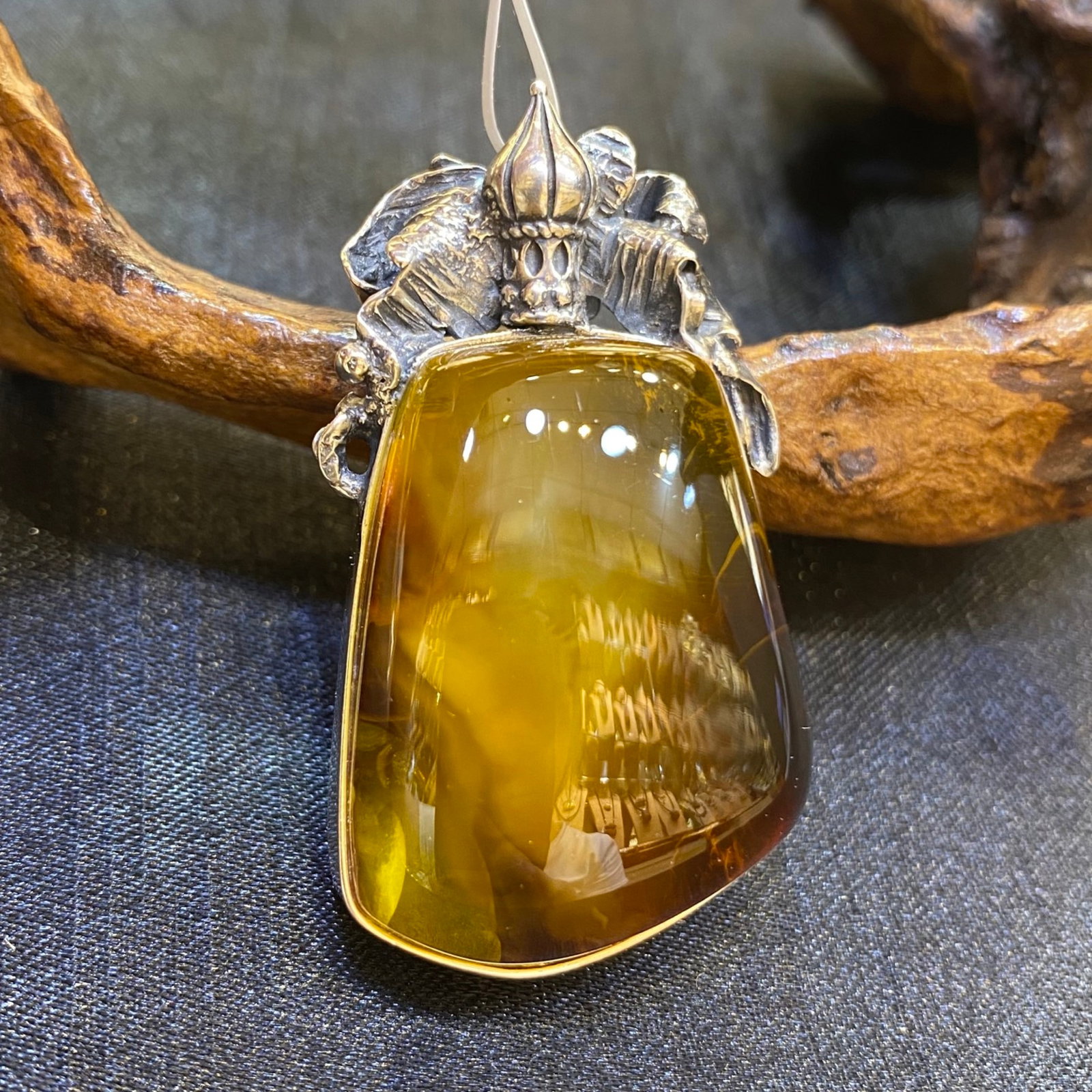 An Exquisite Beeswax Inlaid Silver Necklace: An Exquisite Beeswax Inlaid Silver Necklace,Size:1.1in,Weight:15.3g 蜜蜡镶银项链