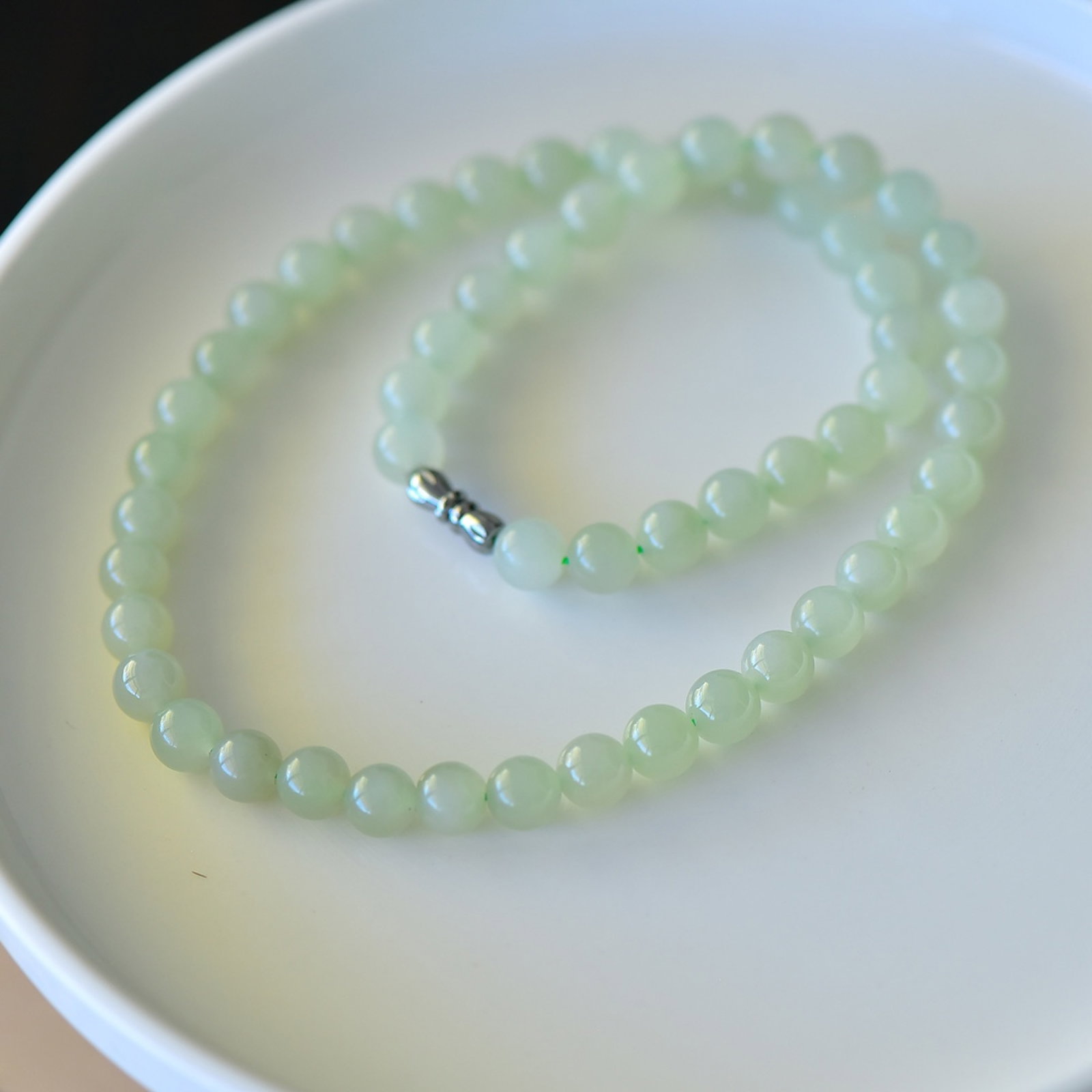 An Exquisite Sterling Silver Inlaid Greenish Jade Necklace: An Exquisite Sterling Silver Inlaid Greenish Jade Necklace,Size:0.3in 纯银镶青玉项链