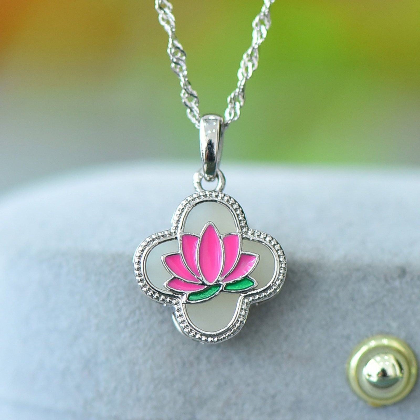 An Exquisite Bronze Inlaid White Jade Flower Pattern Necklace: An Exquisite Bronze Inlaid White Jade Flower Pattern Necklace,Size:0.5inx0.5in 铜镶白玉花卉纹项链