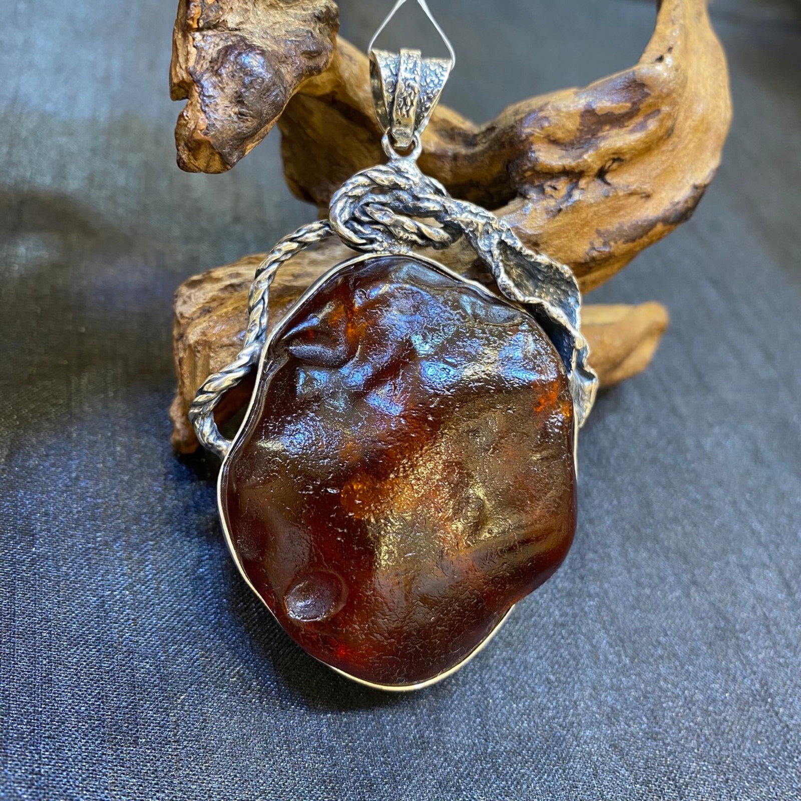 An Exquisite Beeswax Inlaid Silver Necklace: An Exquisite Beeswax Inlaid Silver Necklace,Size:1.8in,Weight:43.3g 蜜蜡镶银项链