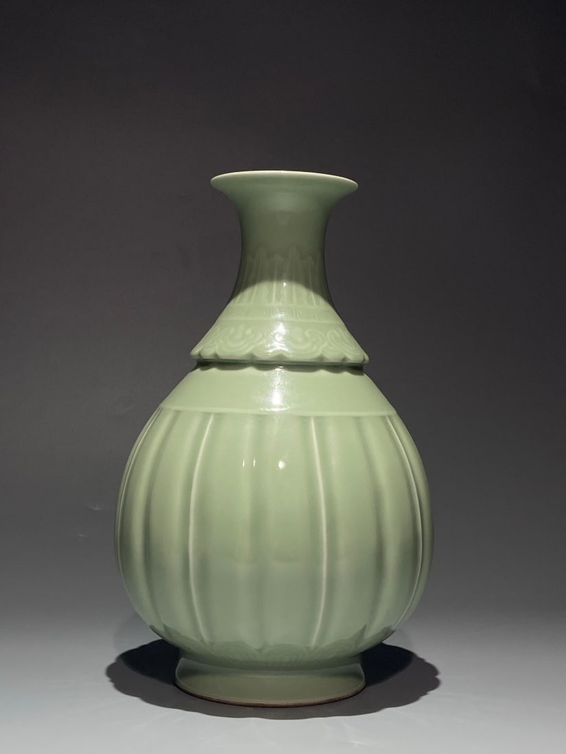 An Exquisite Celadon Glazed Flower Pattern Vase - 2