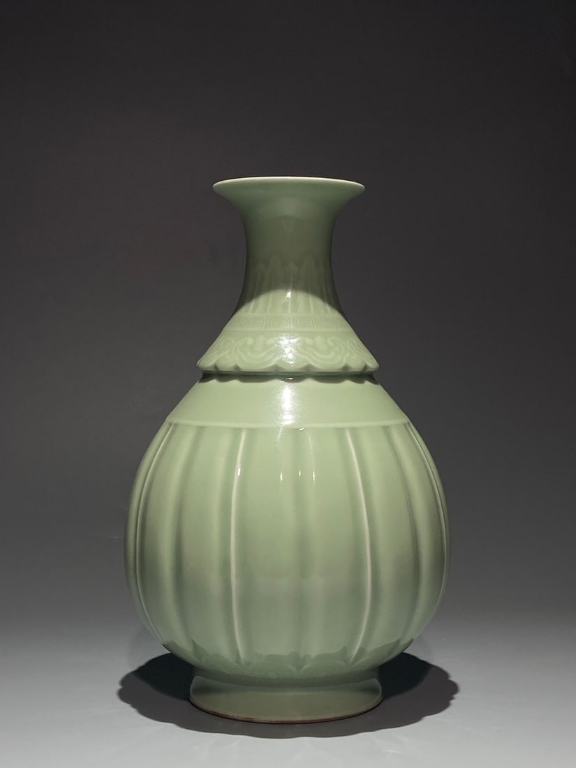 An Exquisite Celadon Glazed Flower Pattern Vase - 3