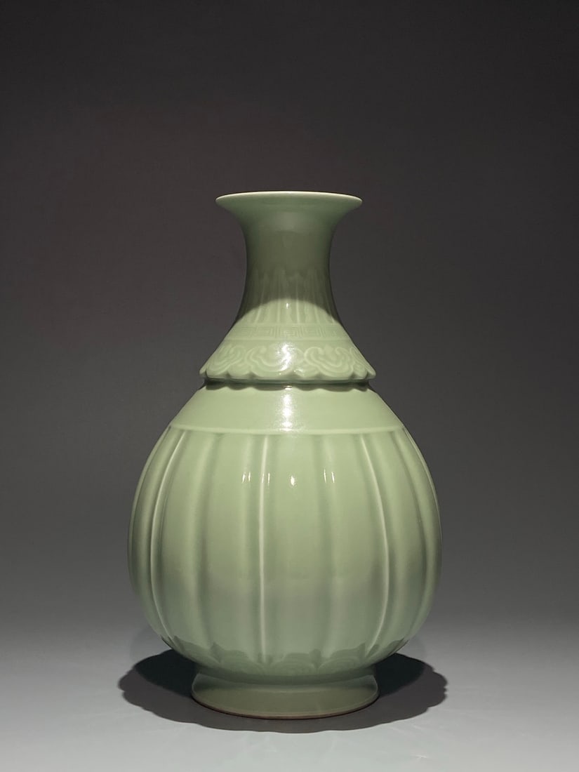 An Exquisite Celadon Glazed Flower Pattern Vase - 4