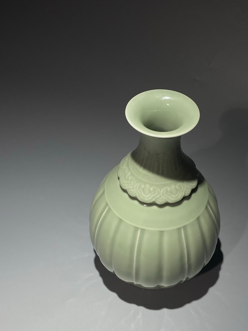 An Exquisite Celadon Glazed Flower Pattern Vase - 5