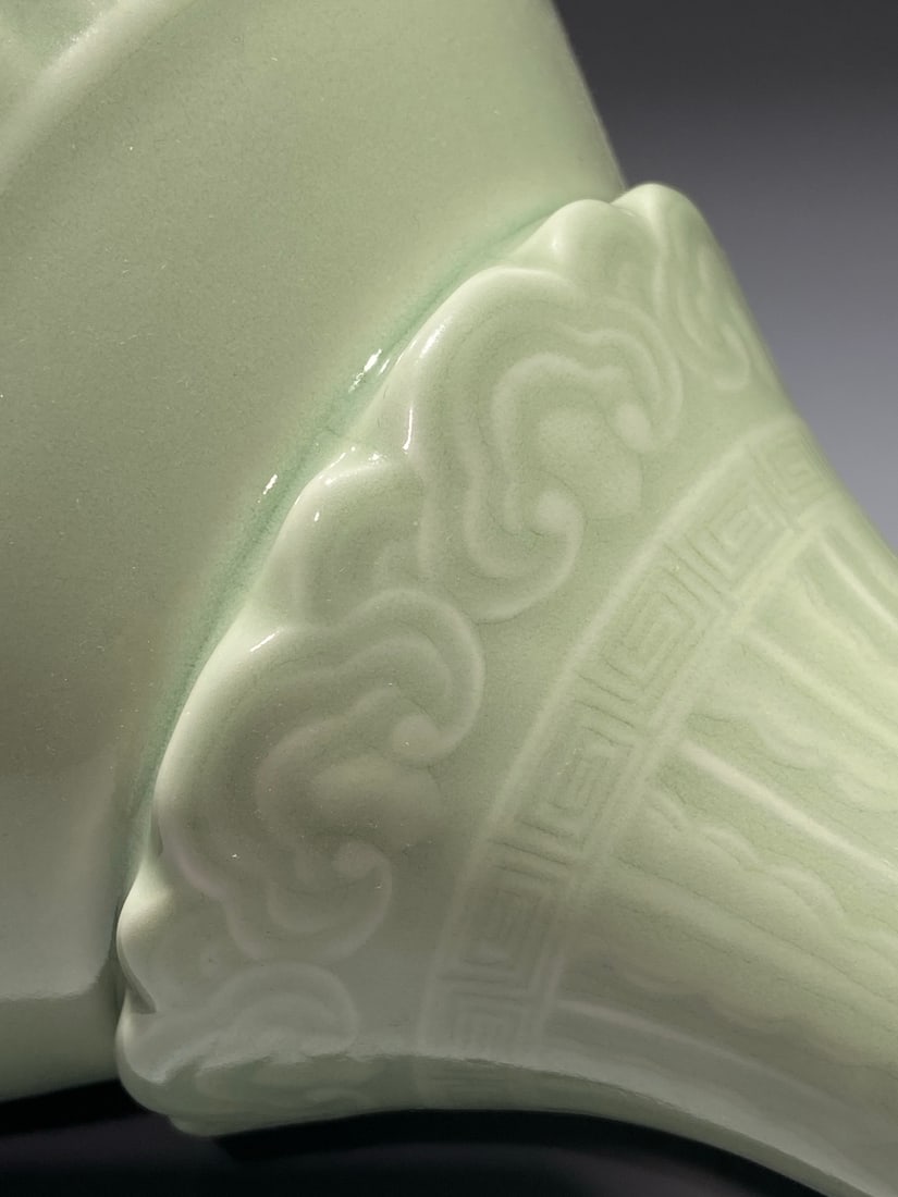 An Exquisite Celadon Glazed Flower Pattern Vase - 6