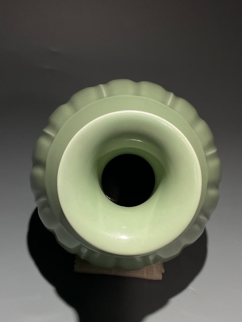 An Exquisite Celadon Glazed Flower Pattern Vase - 7