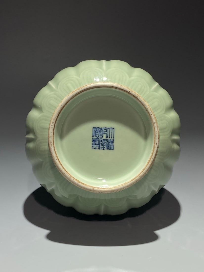 An Exquisite Celadon Glazed Flower Pattern Vase - 8