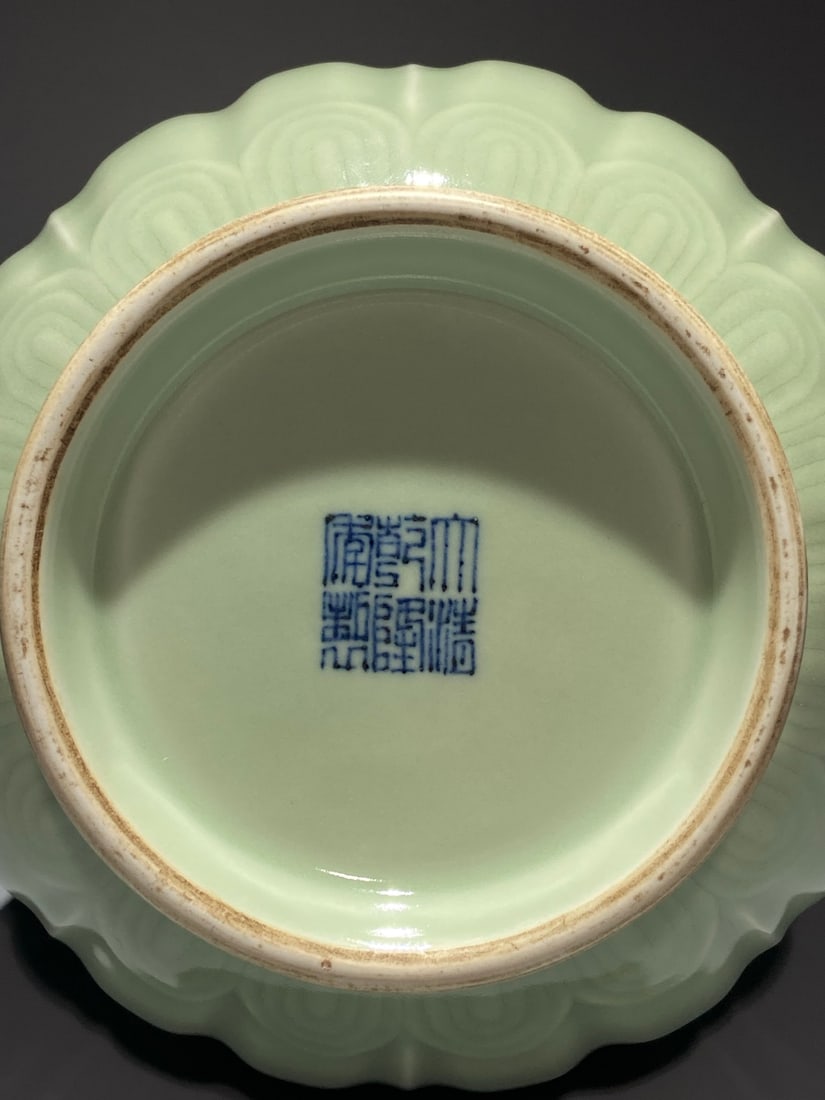 An Exquisite Celadon Glazed Flower Pattern Vase - 9