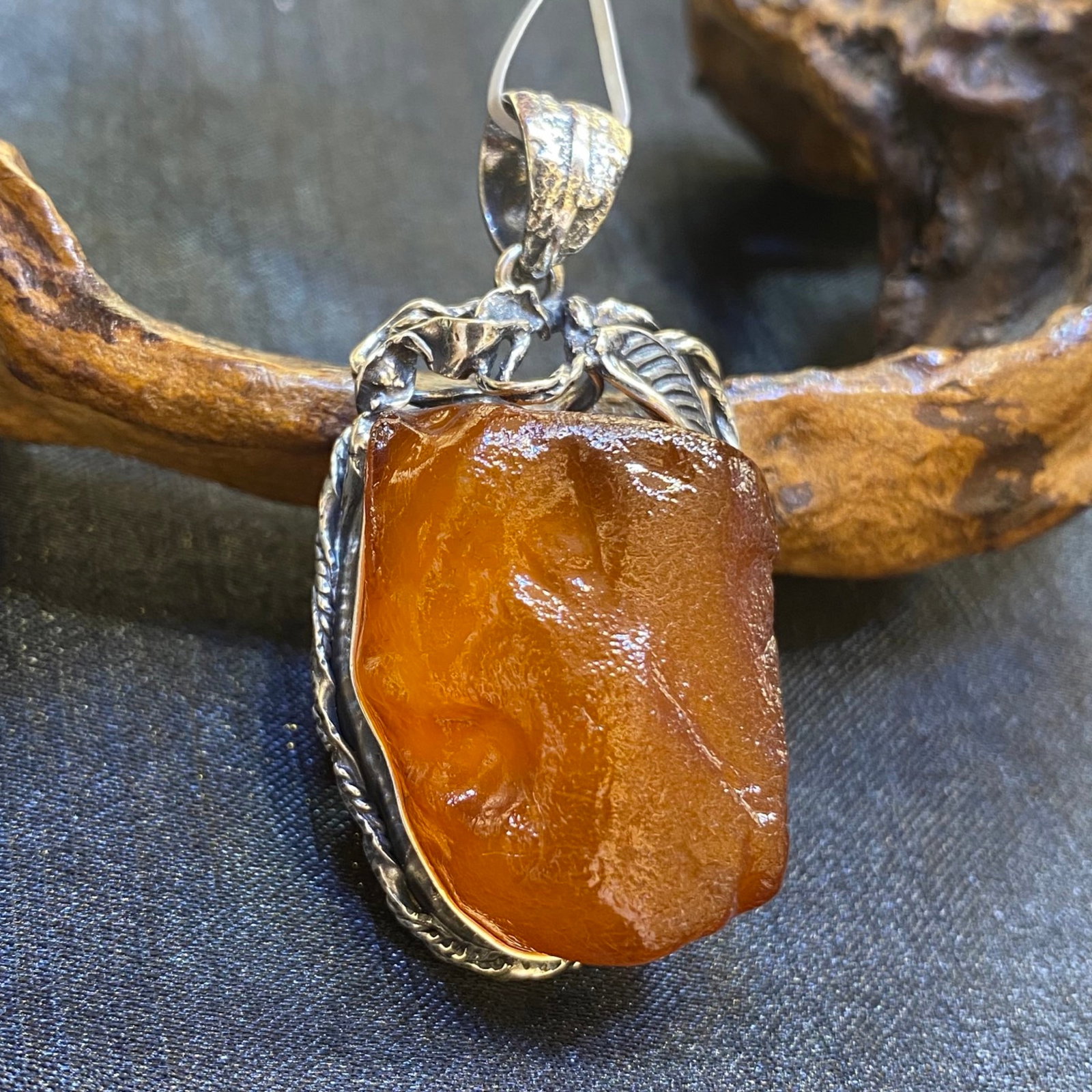 An Exquisite Beeswax Inlaid Silver Necklace: An Exquisite Beeswax Inlaid Silver Necklace,Size:1in,Weight:18.8g 蜜蜡镶银项链