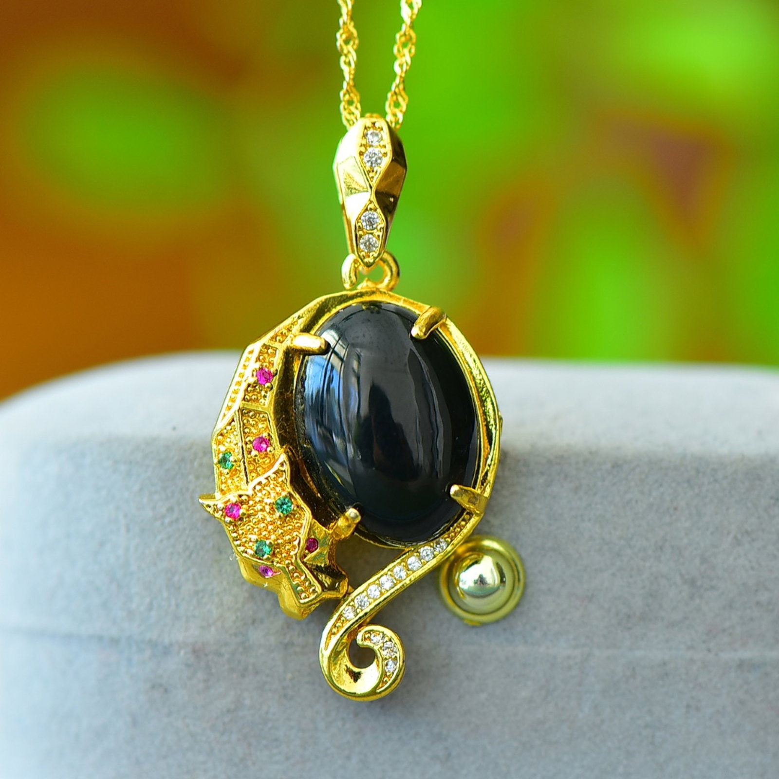 An Exquisite Bronze-Gold Plated Inlaid Green Jade Necklace: An Exquisite Bronze-Gold Plated Inlaid Green Jade Necklace,Size:0.5inx0.7in 铜镀金镶青玉项链