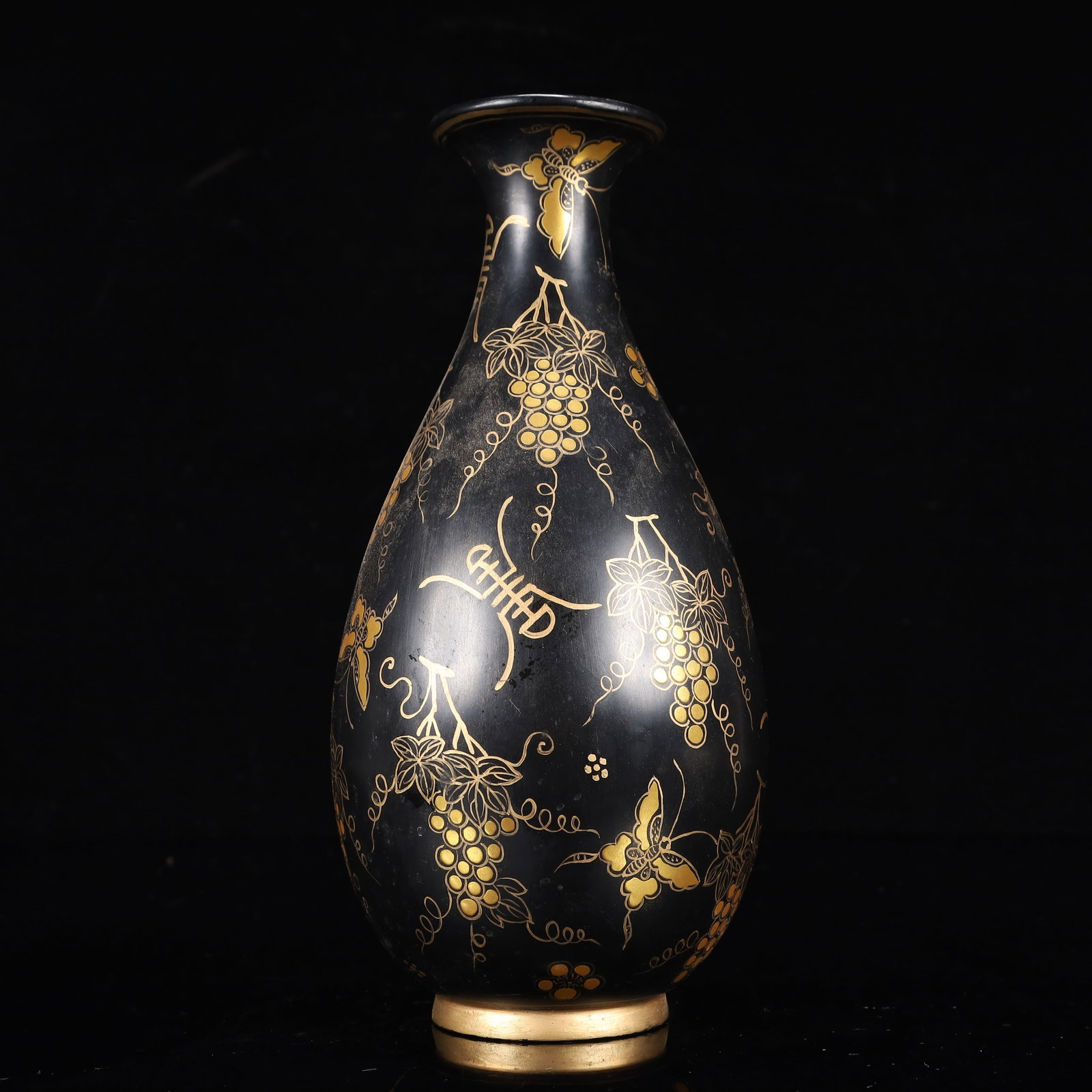 An Exquisite Black Lacquer Painted Gold Grape Pattern Vase: An Exquisite Black Lacquer Painted Gold Grape Pattern Vase,Qing Dynasty, China,Qianlong Four-character Mark,Size:4.7inx9.8in,Weight:600g 黑漆描金葡萄纹瓶