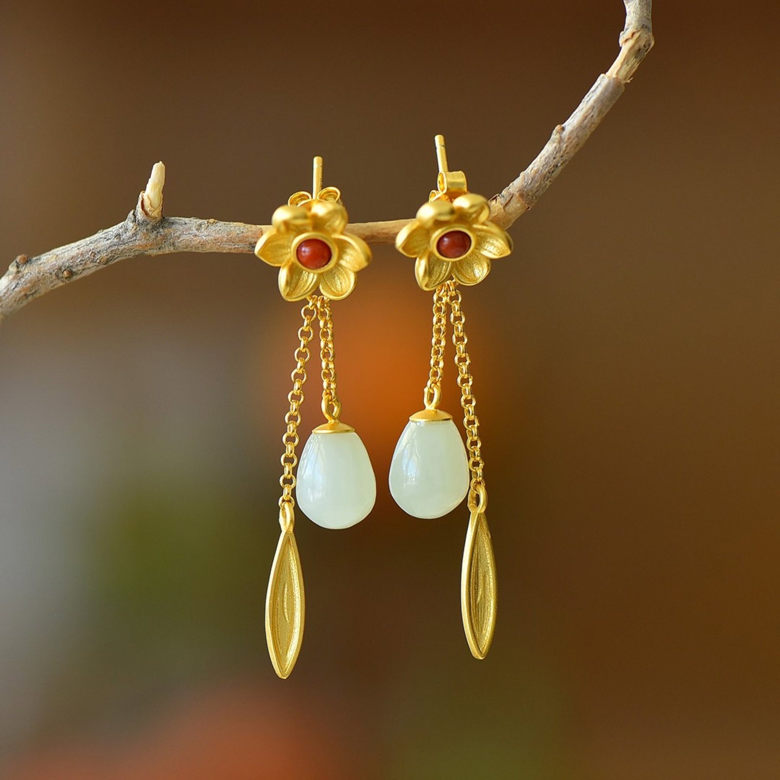 A Pair of Exquisite Sterling Silver-Gold Plated Inlaid White Jade Earrings: A Pair of Exquisite Sterling Silver-Gold Plated Inlaid White Jade Earrings,Size:0.3inx0.4in 一对纯银镀金镶白玉耳环
