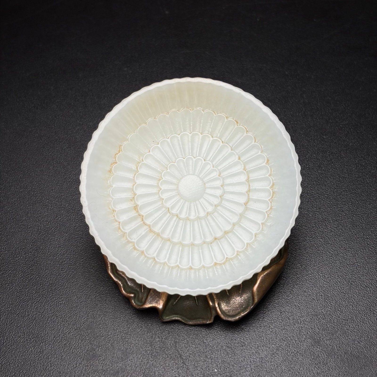 An Exquisite White Jade Chrysanthemum-Shaped Plate: An Exquisite White Jade Chrysanthemum-Shaped Plate,Qing Dynasty,China,Size:2.1inx0.4in,Weight:36g 白玉菊花形盘,中国清代