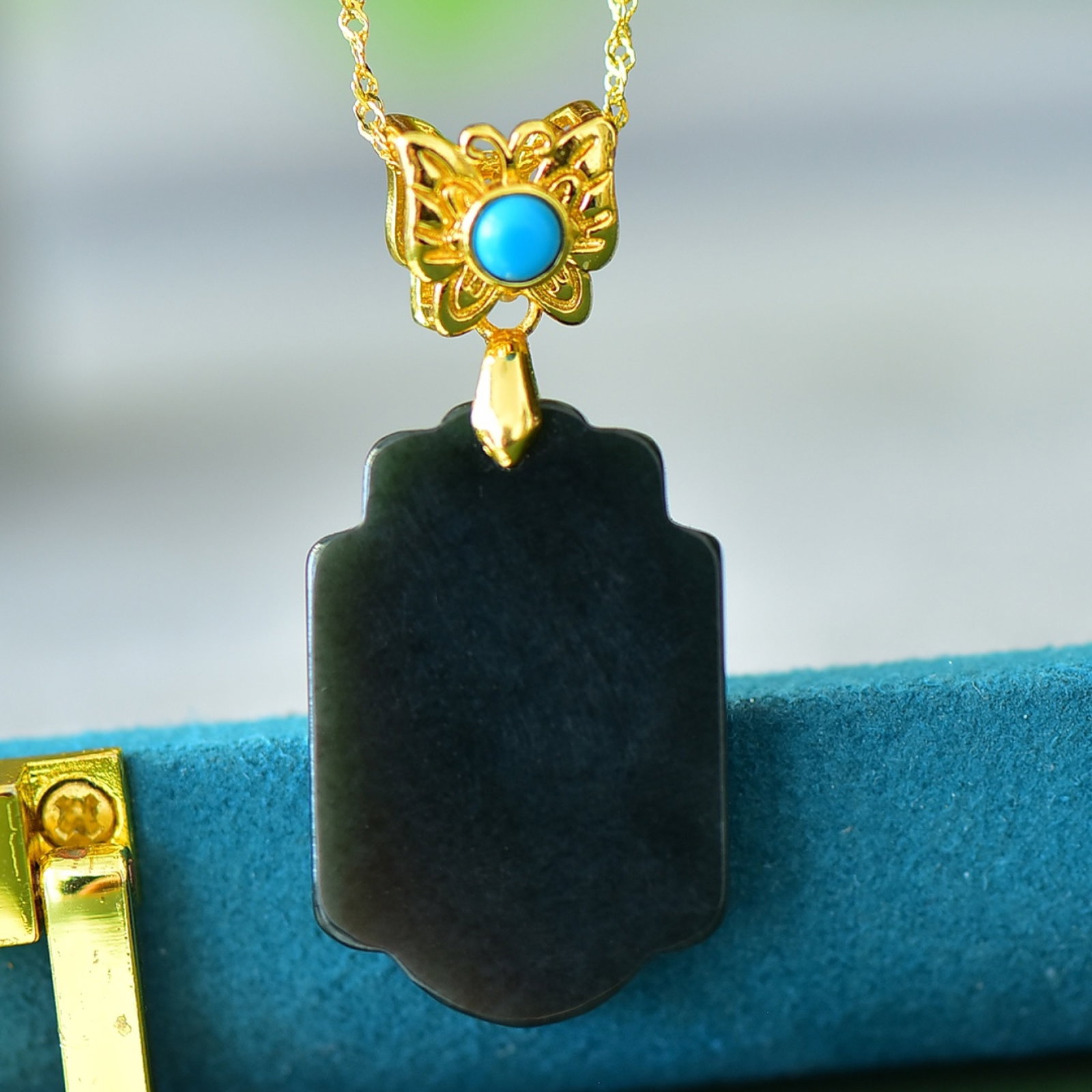 An Exquisite Bronze-Gold Plated Inlaid Green Jade Necklace: An Exquisite Bronze-Gold Plated Inlaid Green Jade Necklace,Size:0.8inx1.2in 铜镀金镶青玉项链