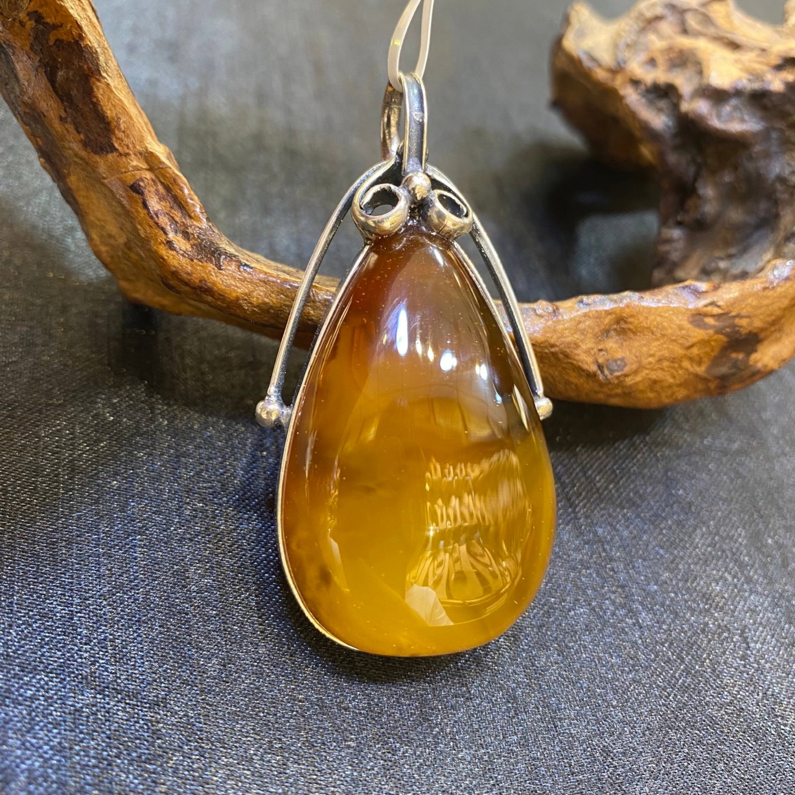 An Exquisite Beeswax Inlaid Silver Necklace: An Exquisite Beeswax Inlaid Silver Necklace,Size:1.2in,Weight:13g 蜜蜡镶银项链