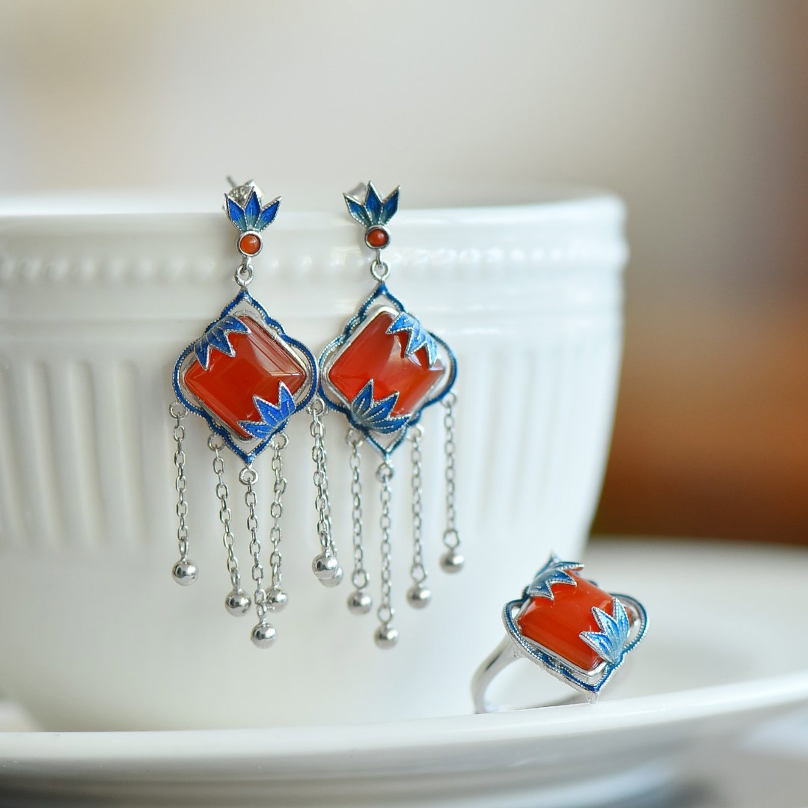 A Set of Fine Sterling Silver Inlaid Agate Jewelrys: A Set of Fine Sterling Silver Inlaid Agate Jewelrys,Size:(Earrings)0.4inx0.4in,(Ring)0.4inx0.4in 一套纯银镶玛瑙首饰