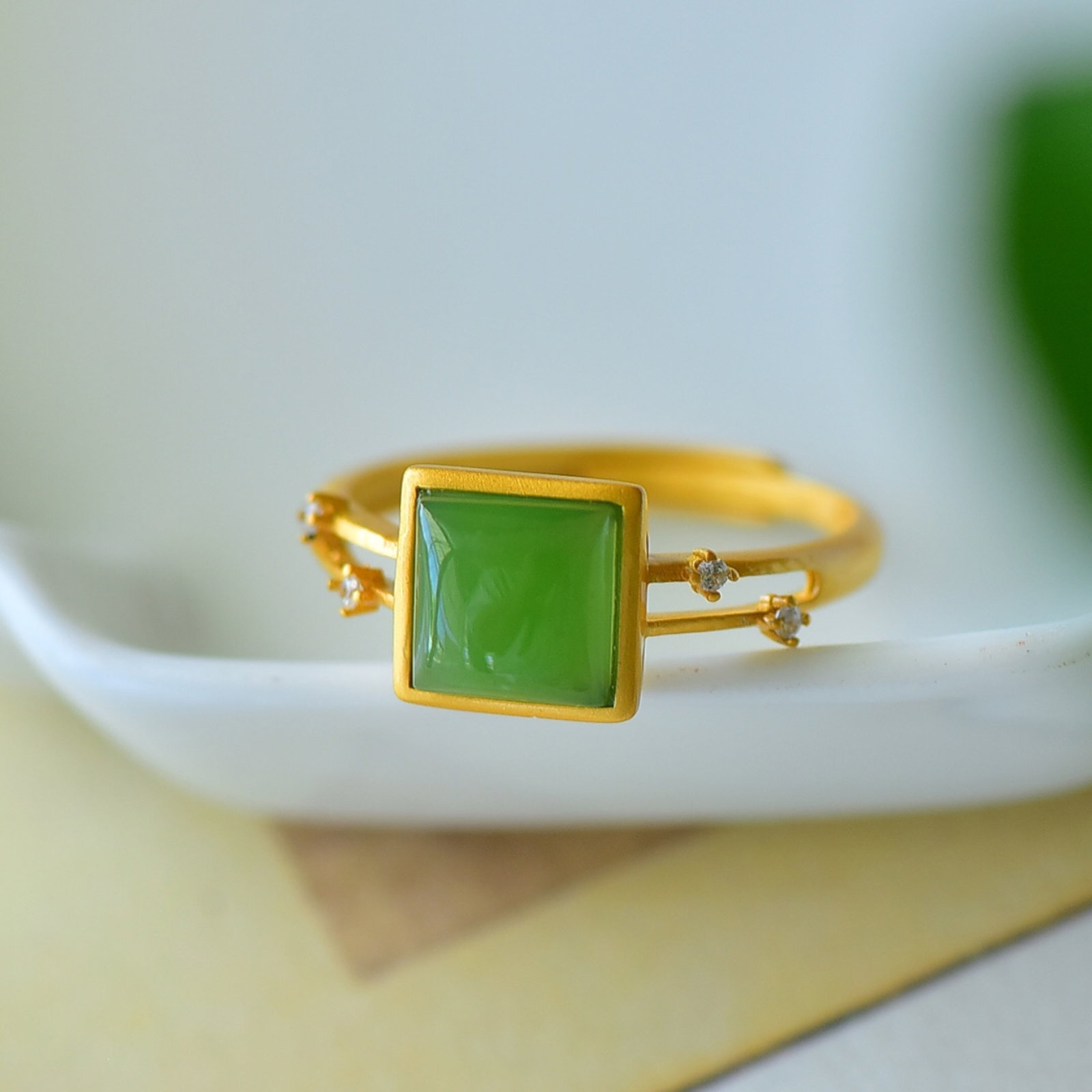 An Exquisite Sterling Silver-Gold Plated Inlaid Jasper Ring,Inlaid Diamond: An Exquisite Sterling Silver-Gold Plated Inlaid Jasper Ring,Inlaid Diamond,Size:0.4inx0.4in 纯银镀金镶碧玉戒指,嵌钻石