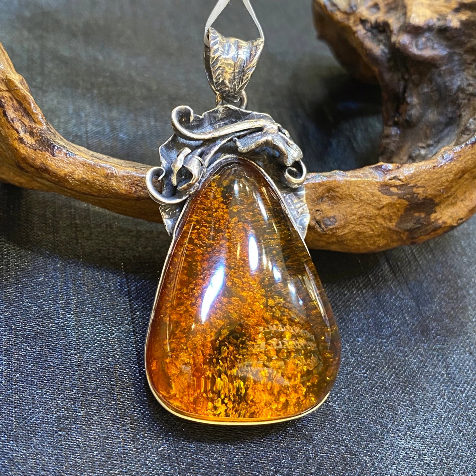 An Exquisite Beeswax Inlaid Silver Necklace: An Exquisite Beeswax Inlaid Silver Necklace,Size:1.1in,Weight:17g 蜜蜡镶银项链