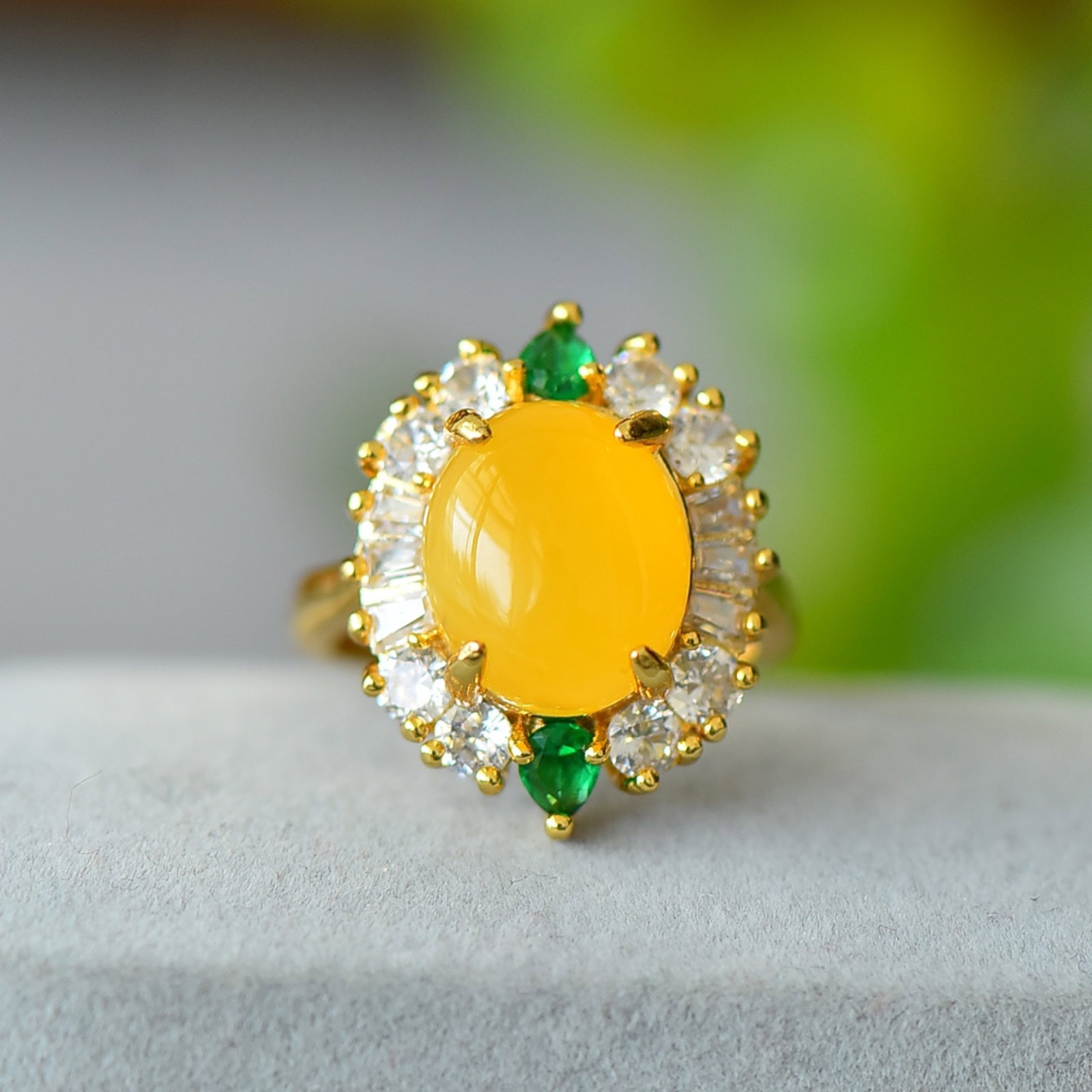 An Exquisite Bronze-Gold Plated Inlaid Beeswax Ring: An Exquisite Bronze-Gold Plated Inlaid Beeswax Ring,Size:0.4inx0.5in 铜镀金镶蜜蜡戒指