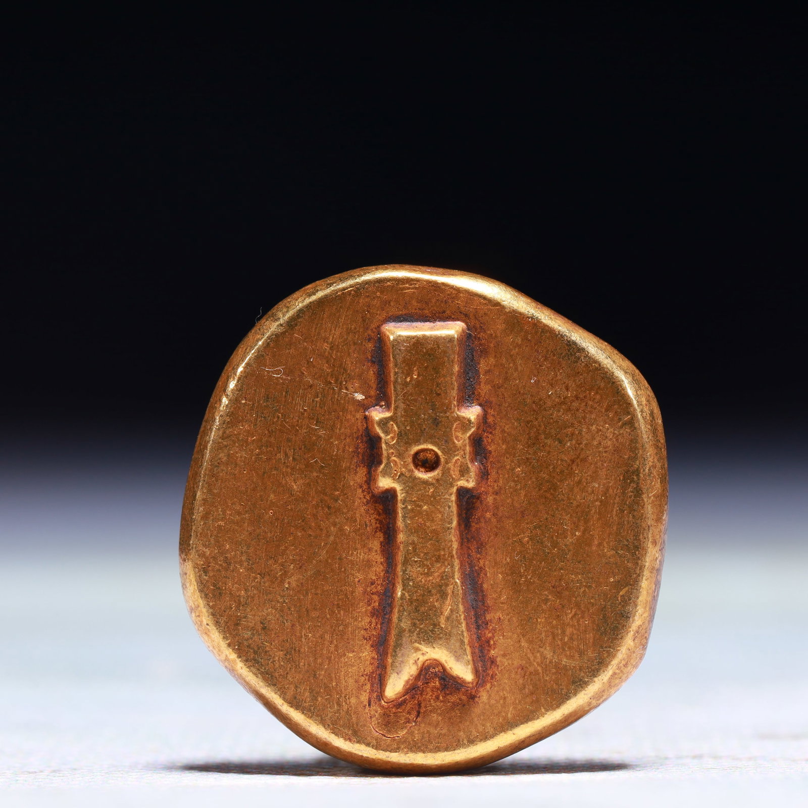 An Exquisite Gilt Bronze Cash Coin: An Exquisite Gilt Bronze Cash Coin,Shang Dynasty,China,Size:1.2in,Weight:30.8g 铜鎏金钱币,中国商代