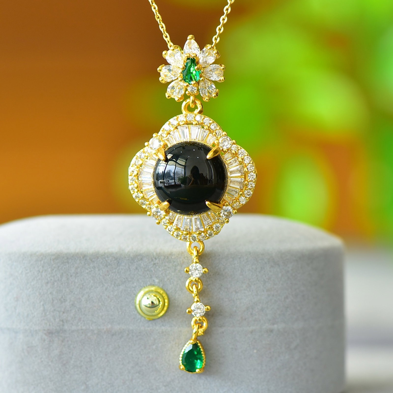 An Exquisite Bronze-Gold Plated Inlaid Green Jade Necklace: An Exquisite Bronze-Gold Plated Inlaid Green Jade Necklace,Size:0.6inx0.6in 铜镀金镶青玉项链