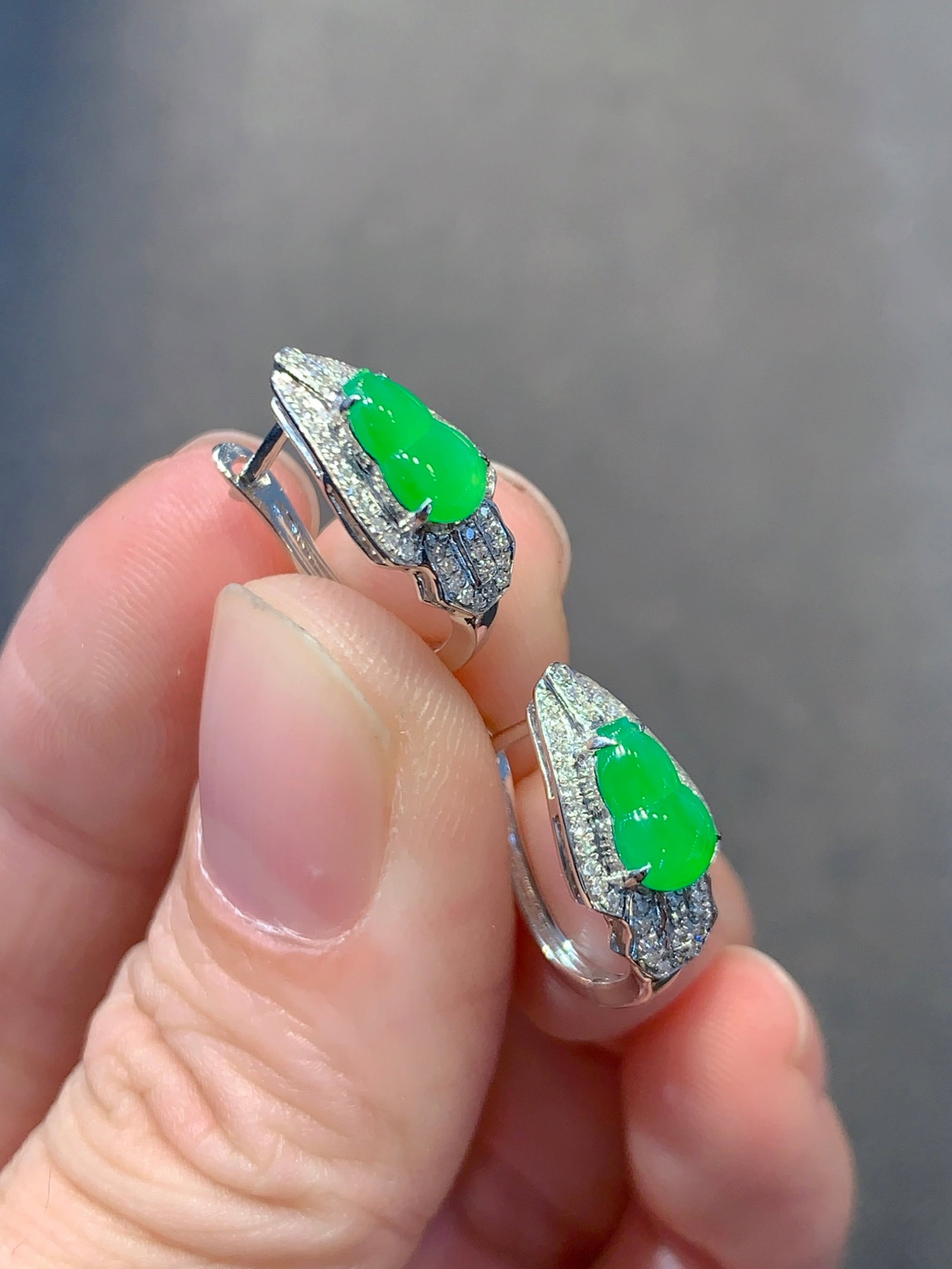 A Pair of Exquisite 18k Gold Diamond Inlaid Jadeite Earrings: A Pair of Exquisite 18k Gold Diamond Inlaid Jadeite Earrings,Size(Loose Stone):0.3inx0.2inx0.1in 一对18k金钻镶嵌翡翠耳环