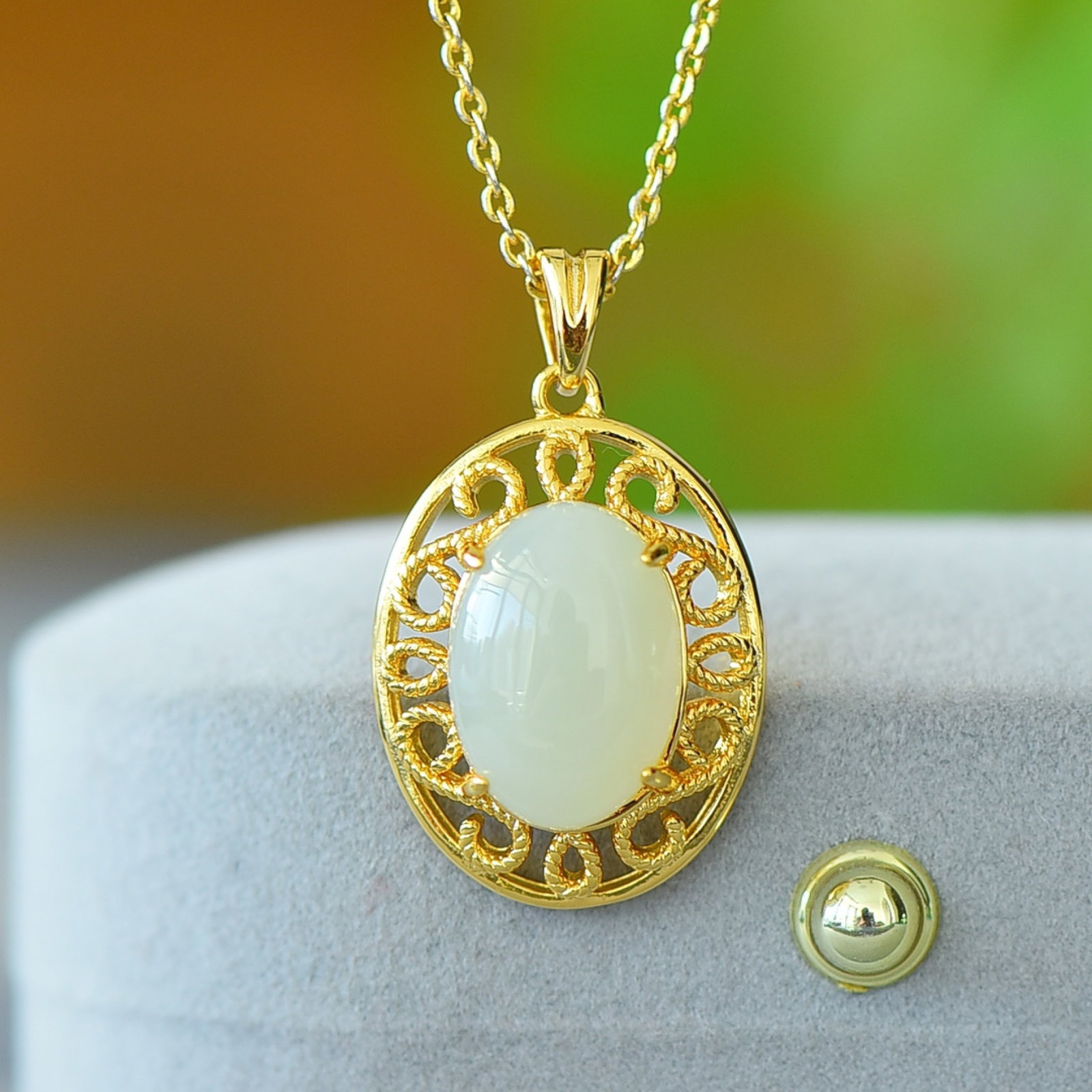 An Exquisite Bronze-Gold Plated Inlaid White Jade Necklace: An Exquisite Bronze-Gold Plated Inlaid White Jade Necklace,Size:0.4inx0.6in 铜镀金镶白玉项链