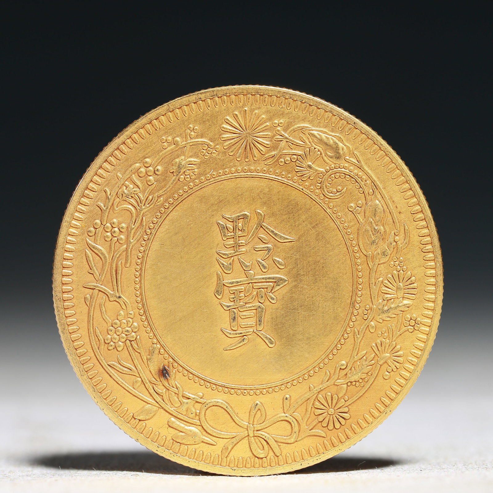 An Exquisite Sterling silver-Gilt gold Coin: An Exquisite Sterling silver-Gilt gold Coin,Qing Dynasty, China, Size:1.5in Weight:37.5g 纯银鎏金硬币