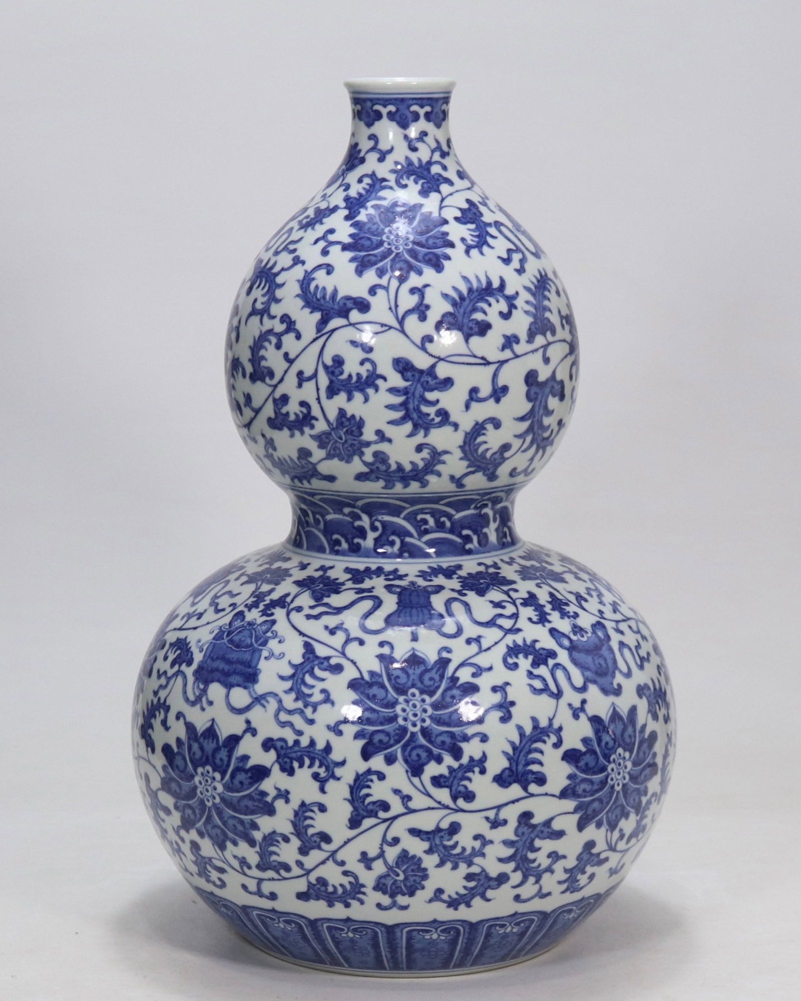 A Huge Blue and White Lotus Pattern Gourd-Shaped Vase: A Huge Blue and White Lotus Pattern Gourd-Shaped Vase,Qing Dynasty,China,Qianlong Six-character Mark,Size:15.6in 青花缠枝莲纹葫芦瓶,中ࢲ