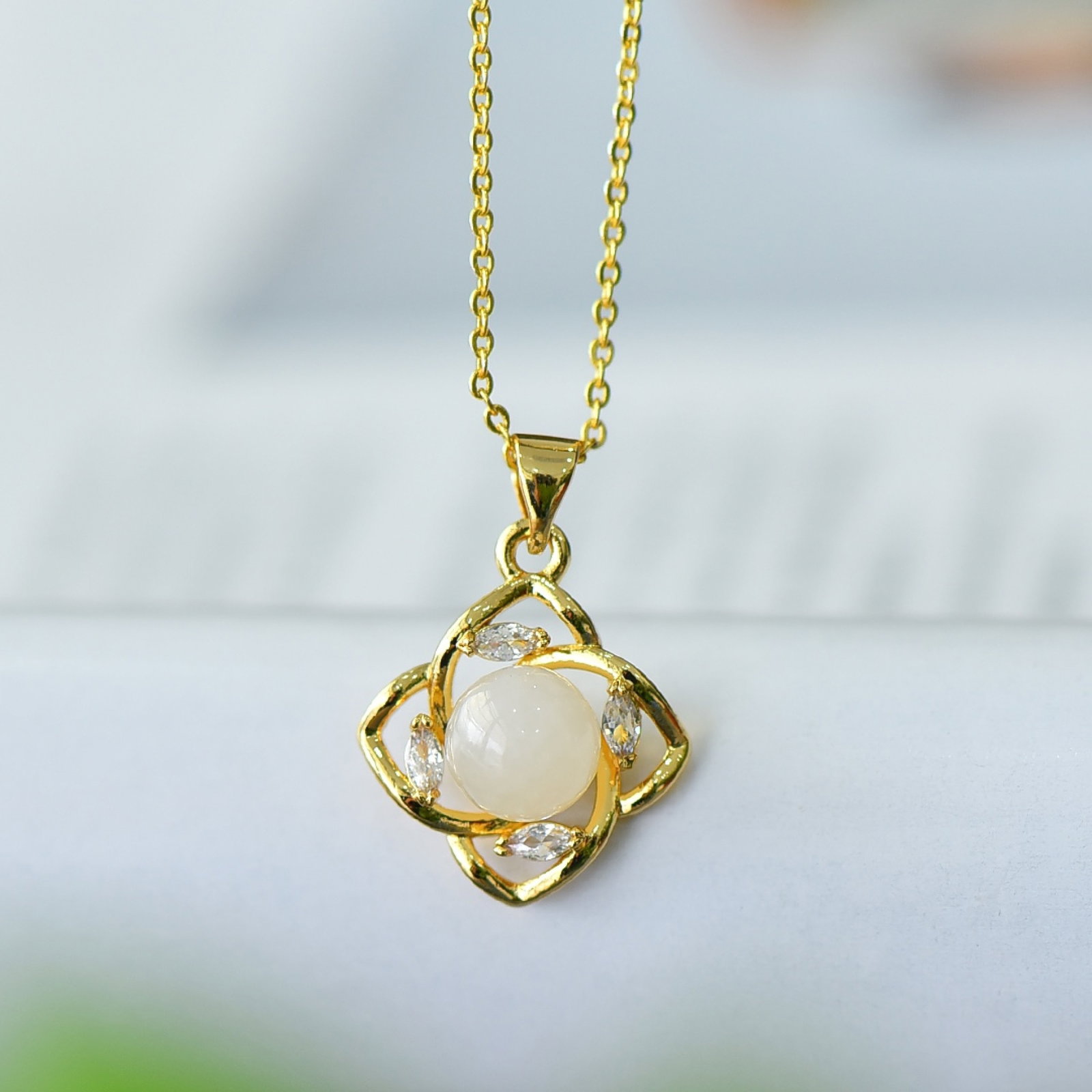 An Exquisite Bronze-Gold Plated Inlaid White Jade Necklace: An Exquisite Bronze-Gold Plated Inlaid White Jade Necklace,Size:0.3inx0.3in 铜镀金镶白玉项链