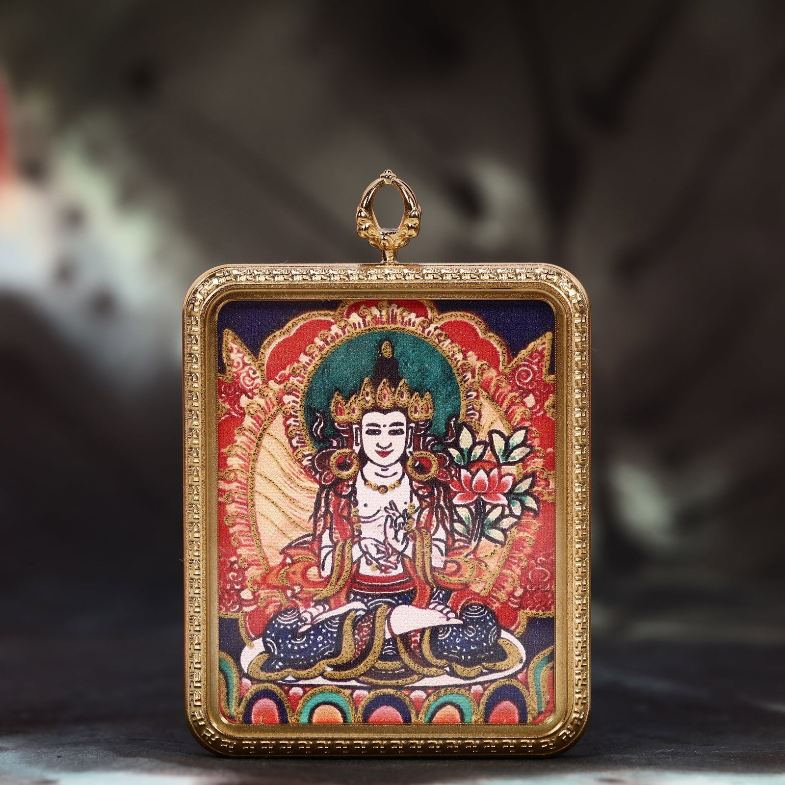 An Exquisite Painted Color Statue of Avalokitesvara Tangka: An Exquisite Painted Color Statue of Avalokitesvara Tangka,Size:2inx2.8in 彩绘观音像唐卡