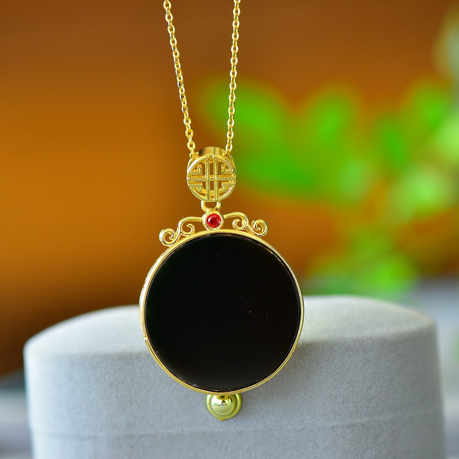 An Exquisite Bronze-Gold Plated Inlaid Green Jade Necklace: An Exquisite Bronze-Gold Plated Inlaid Green Jade Necklace,Size:1.1inx1.1in 铜镀金镶青玉项链