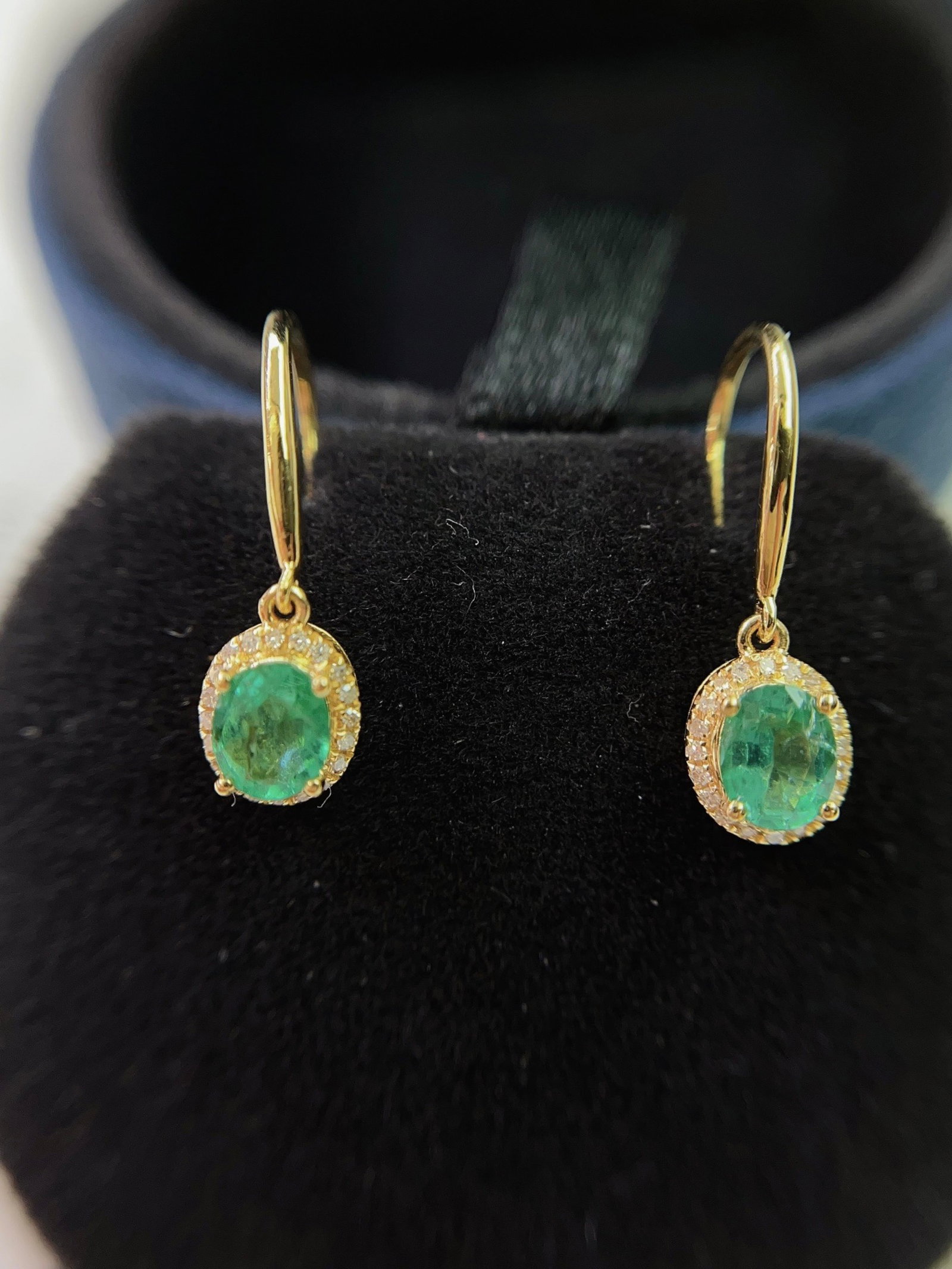 A Pair of Exquisite 18k Gold Inlaid 1.10ct Natural Vivid Green Earrings,Inlaid Diamond (1 of 4)