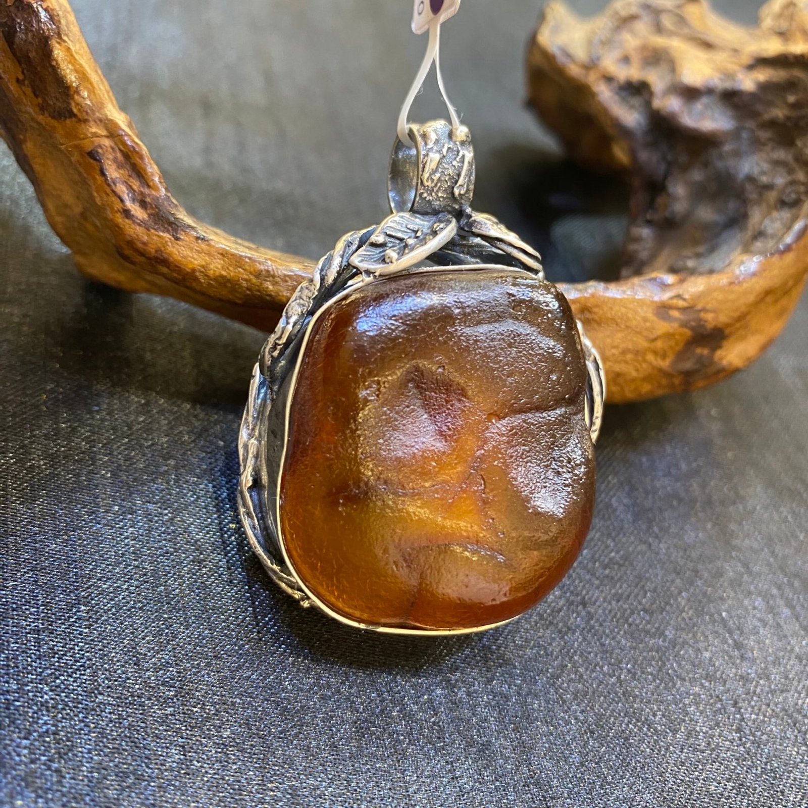 An Exquisite Beeswax Inlaid Silver Necklace: An Exquisite Beeswax Inlaid Silver Necklace,Size:1.3in,Weight:22.3g 蜜蜡镶银项链