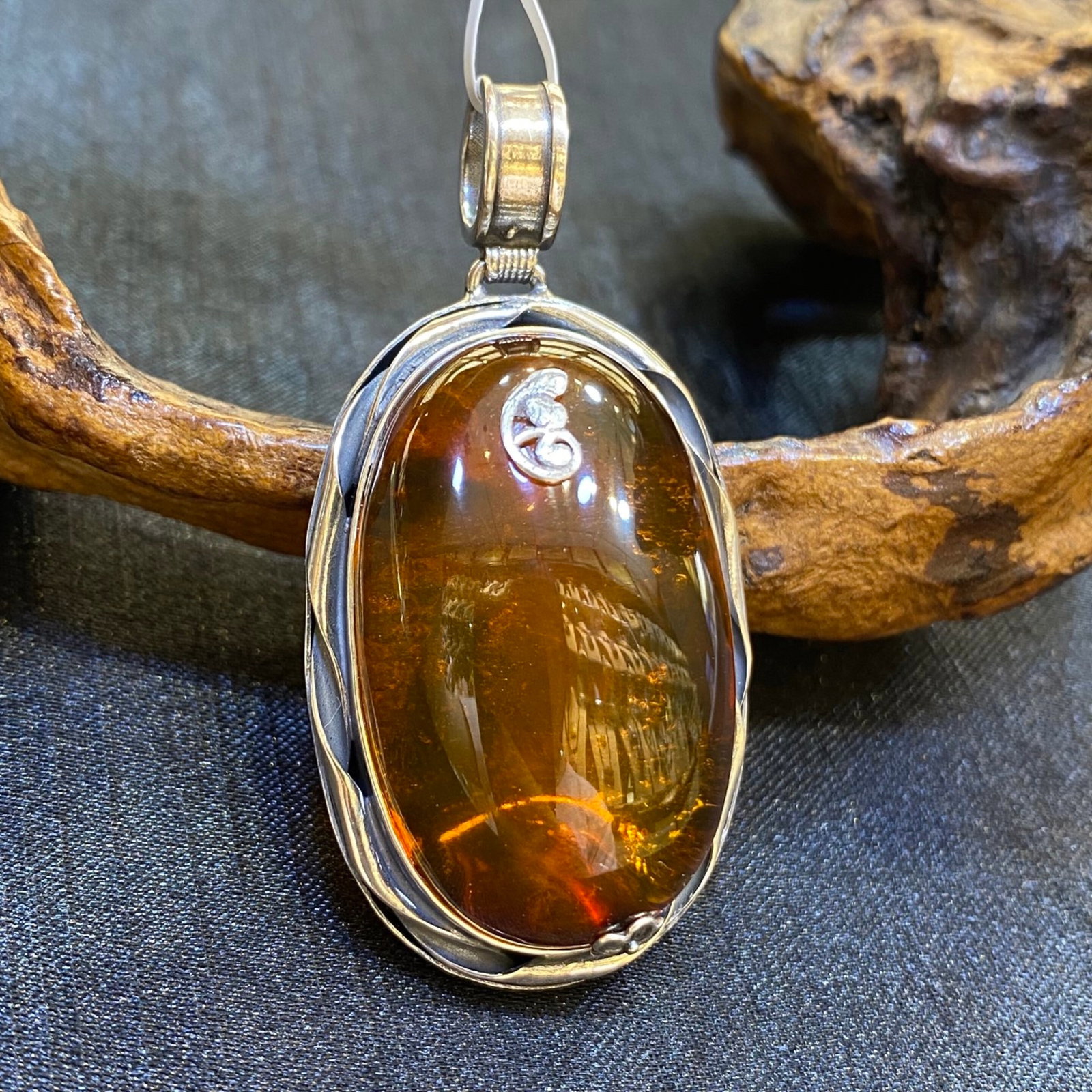 An Exquisite Beeswax Inlaid Silver Necklace: An Exquisite Beeswax Inlaid Silver Necklace,Size:1.1in,Weight:16.3g 蜜蜡镶银项链