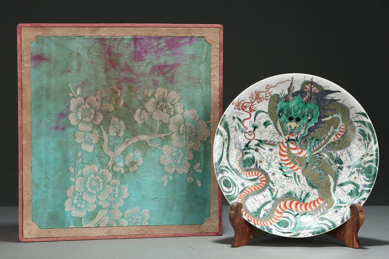 An Exquisite Wucai Auspicious Cloud and Dragon Pattern Plate (1 of 8)