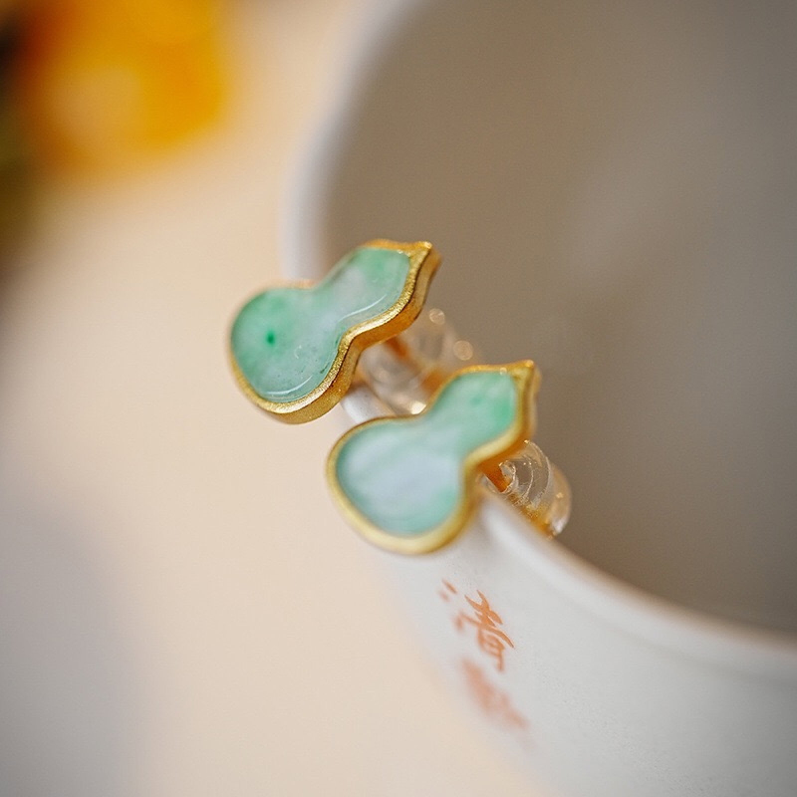 A Pair of Exquisite Sterling Silver-Gold Plated Inlaid Jadeite Gourd Earrings: A Pair of Exquisite Sterling Silver-Gold Plated Inlaid Jadeite Gourd Earrings 一对纯银镀金镶翡翠葫芦耳钉