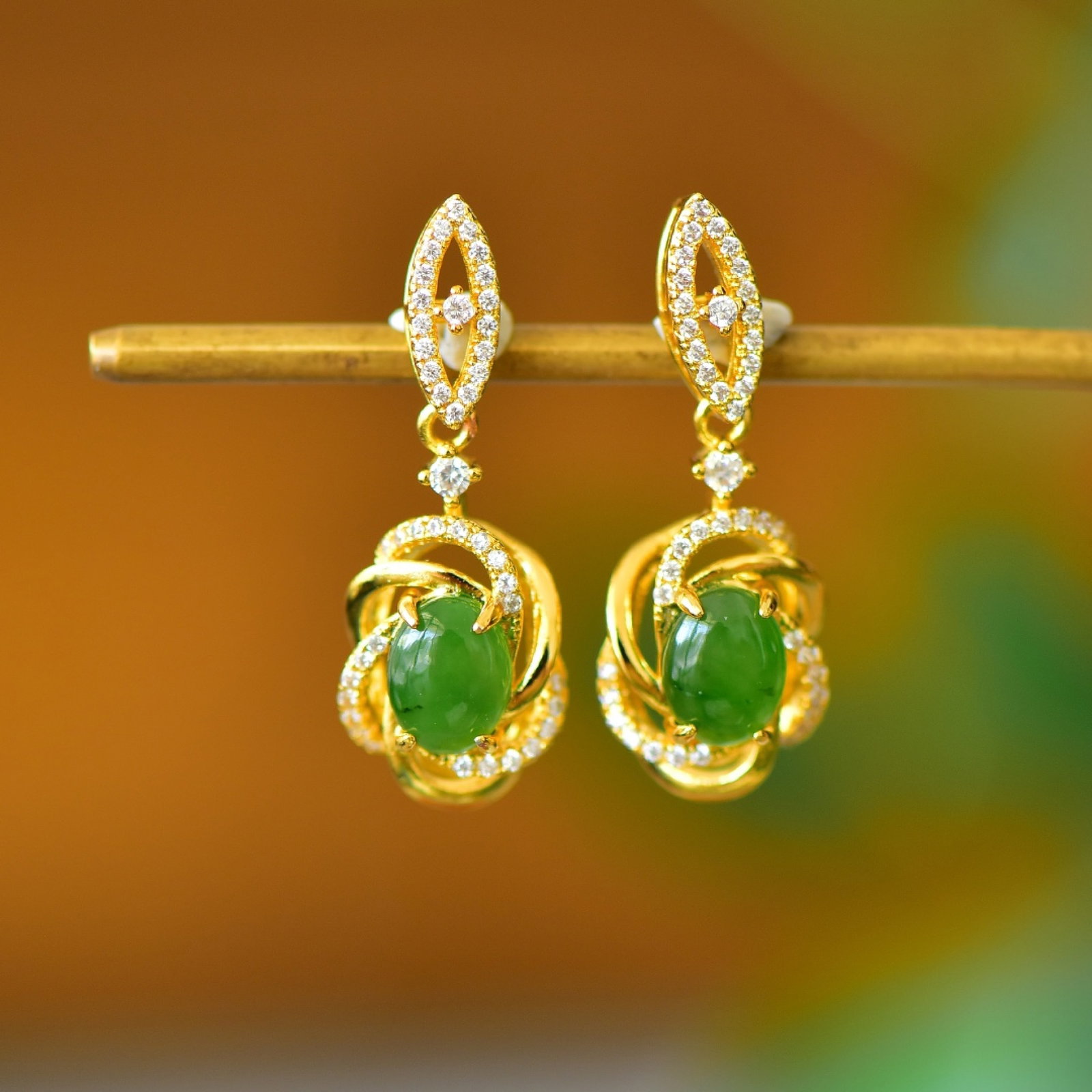A Pair of Exquisite Bronze-Gold Plated Inlaid Jasper Earrings: A Pair of Exquisite Bronze-Gold Plated Inlaid Jasper Earrings,Size:0.2inx0.3in 一对铜镀金镶碧玉耳环