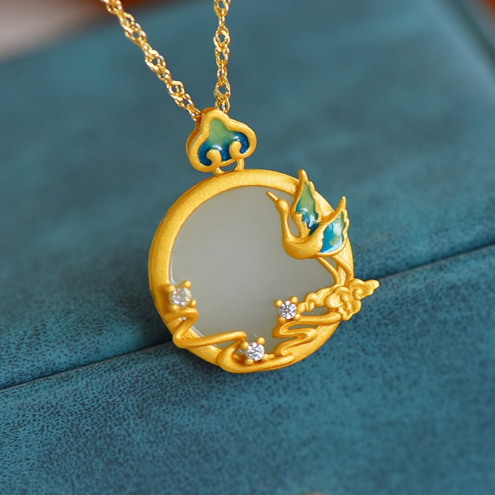 An Exquisite Sterling Silver-Gold Plated Inlaid White Jade Crane Pattern Necklace,Inlaid Diamond: An Exquisite Sterling Silver-Gold Plated Inlaid White Jade Crane Pattern Necklace,Inlaid Diamond,Size:0.6inx0.6in 纯银镀金镶白玉鹤纹项໦