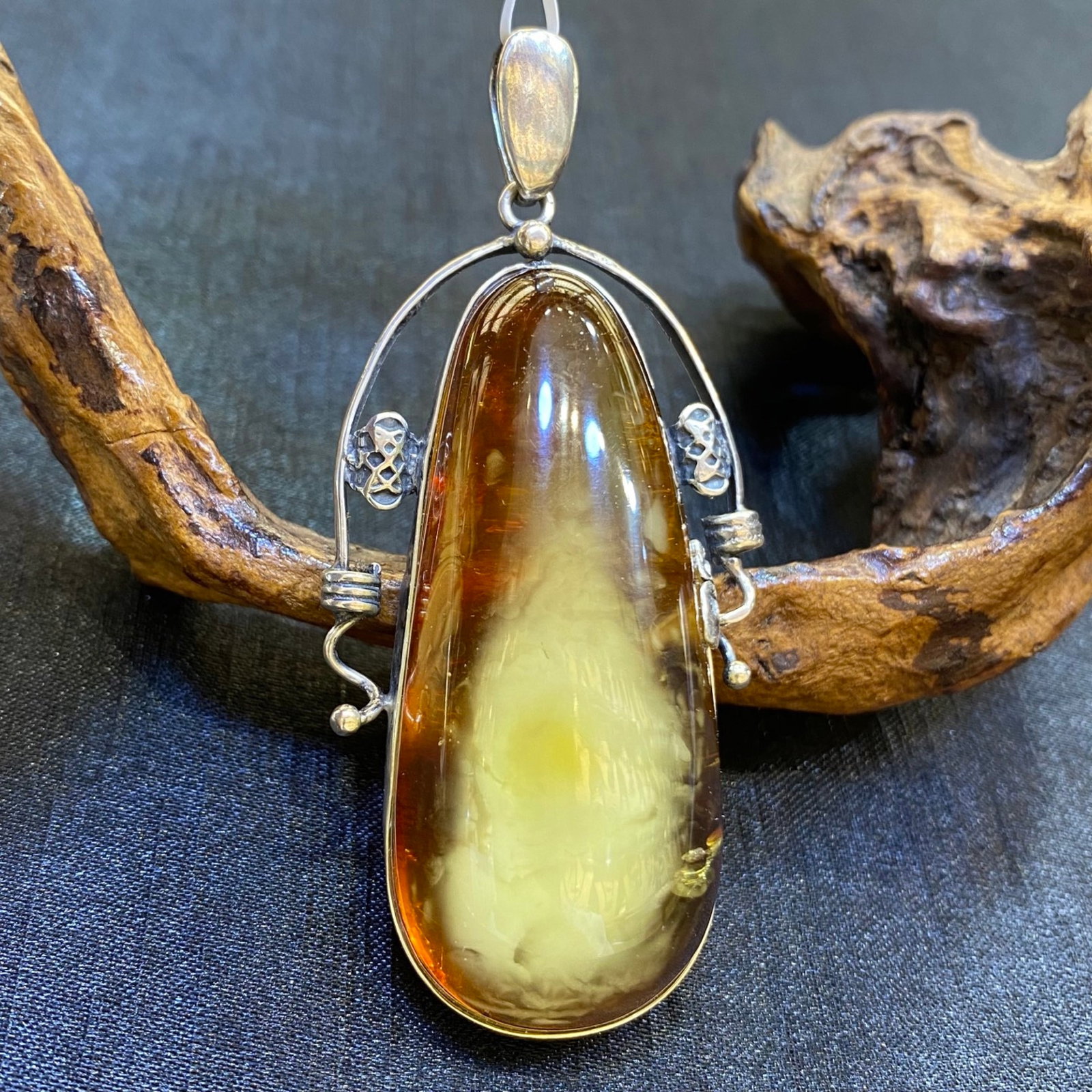 An Exquisite Beeswax Inlaid Silver Necklace: An Exquisite Beeswax Inlaid Silver Necklace,Size:1.4in,Weight:24.6g 蜜蜡镶银项链