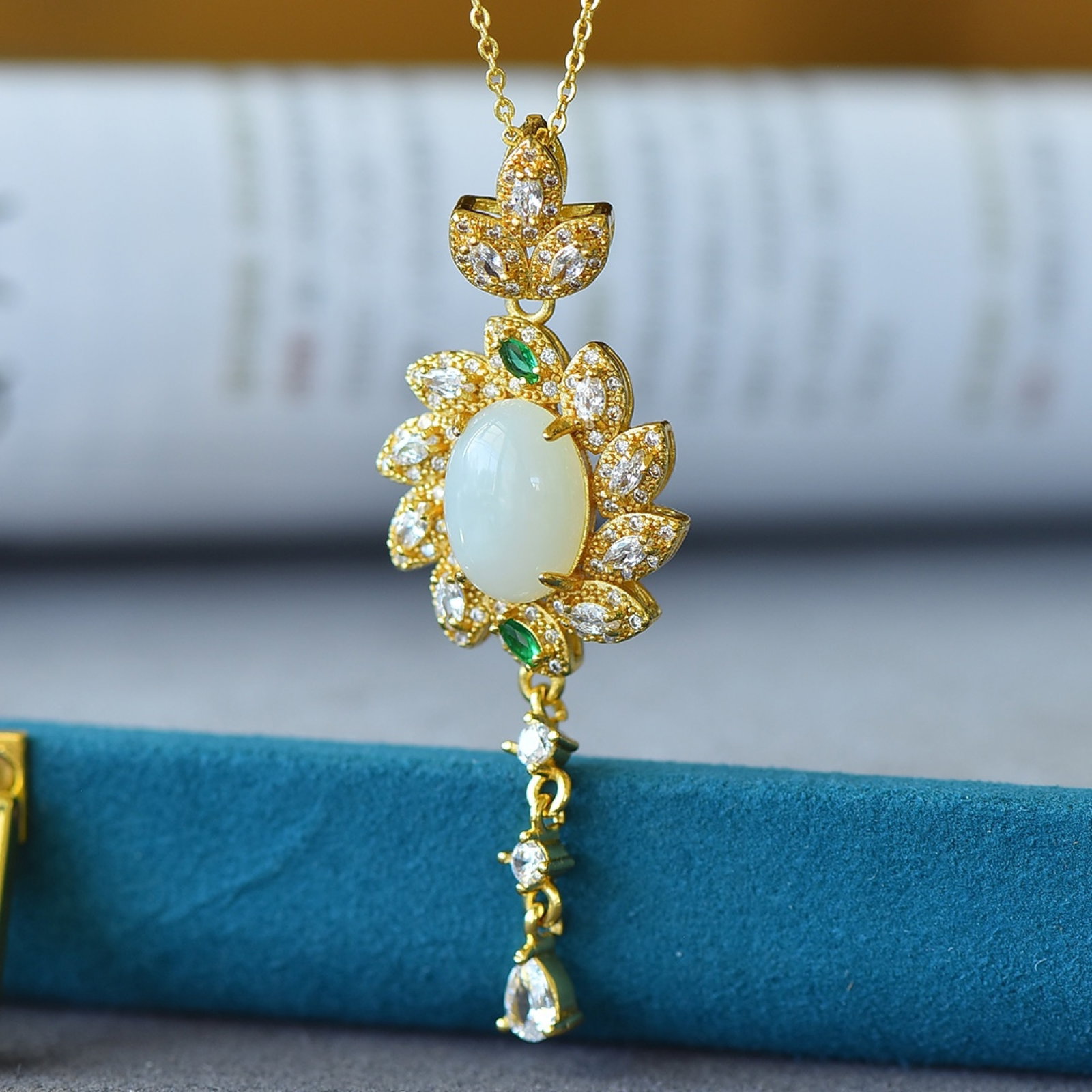 An Exquisite Bronze-Gold Plated Inlaid White Jade Necklace: An Exquisite Bronze-Gold Plated Inlaid White Jade Necklace,Size:0.4inx0.6in 铜镀金镶白玉项链