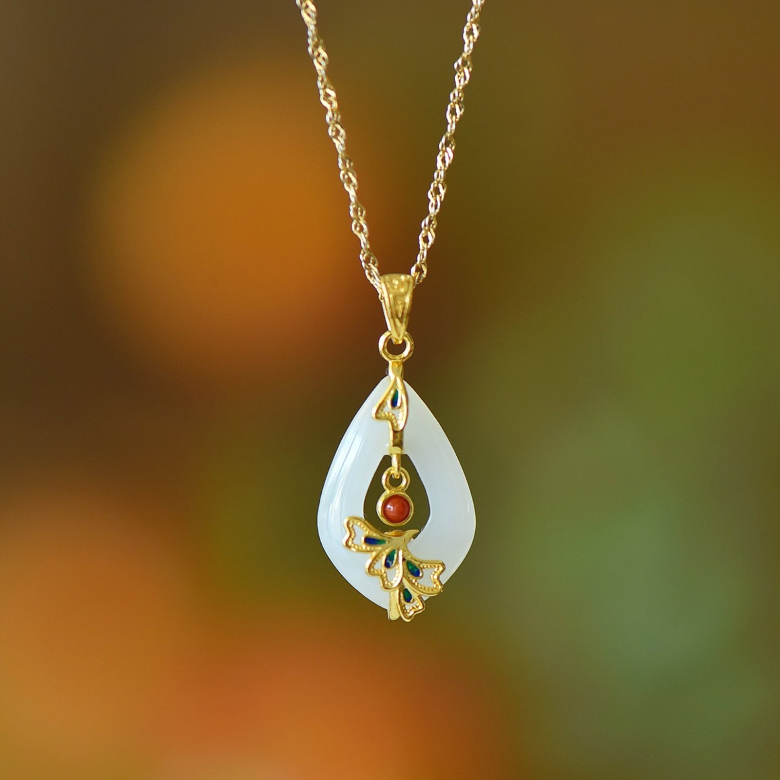 An Exquisite Sterling Silver Inlaid White Jade Butterfly Pattern Necklace: An Exquisite Sterling Silver Inlaid White Jade Butterfly Pattern Necklace,Size:0.5inx0.7in 纯银镶白玉蝴蝶纹项链