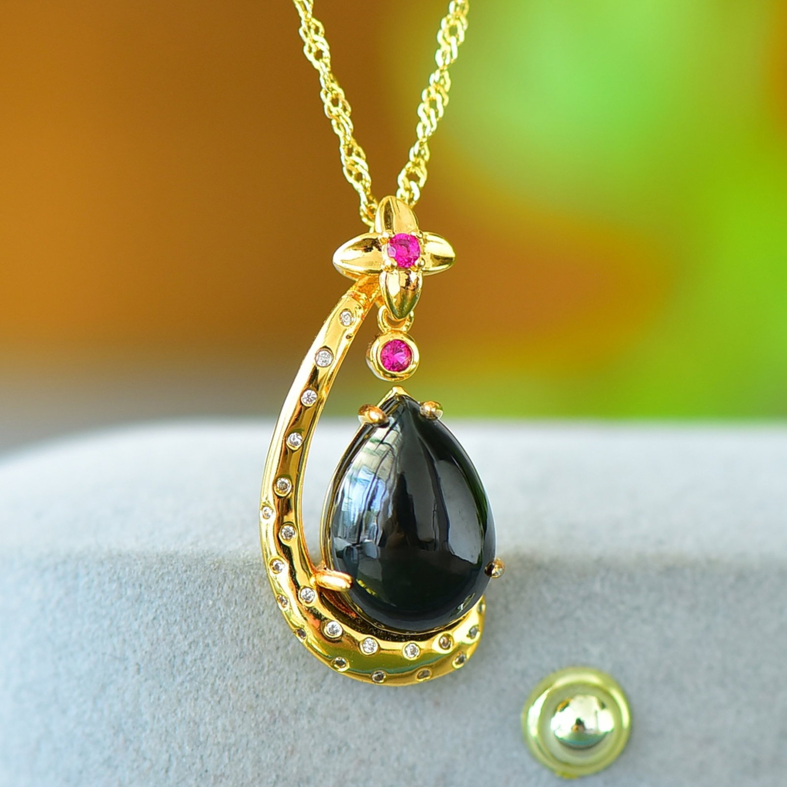 An Exquisite Bronze-Gold Plated Inlaid Green Jade Necklace,Inlaid Gems: An Exquisite Bronze-Gold Plated Inlaid Green Jade Necklace,Inlaid Gems,Size:0.4inx0.6in 铜镀金镶青玉项链,嵌宝石