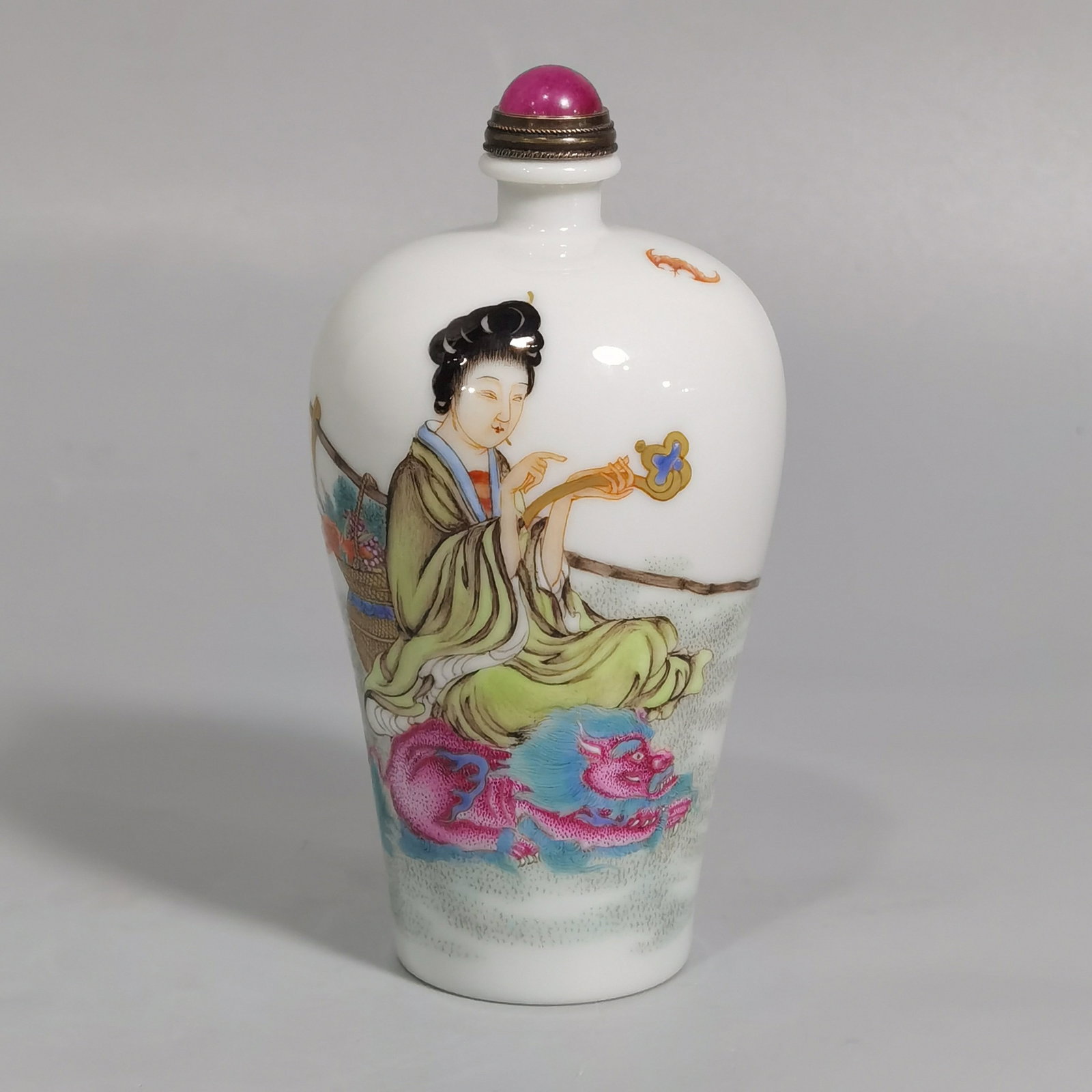 An Exquisite Famille-Rose Character and Story Pattern Snuff Bottle: An Exquisite Famille-Rose Character and Story Pattern Snuff Bottle,Qing Dynasty,China,Qianlong Six-character Mark,Size:3.7in