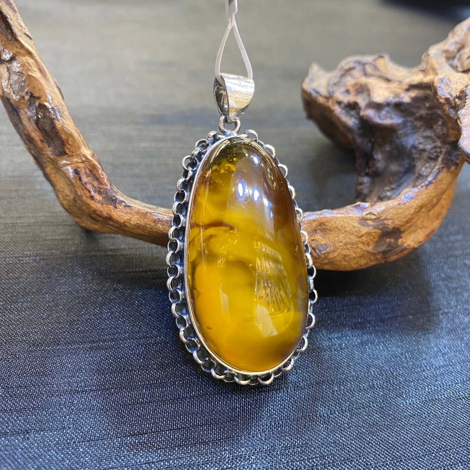 An Exquisite Beeswax Inlaid Silver Necklace: An Exquisite Beeswax Inlaid Silver Necklace,Size:1.2in,Weight:21.8g 蜜蜡镶银项链