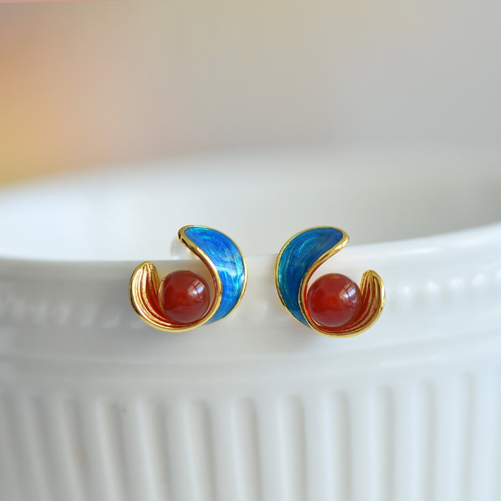 A Pair of Exquisite Sterling Silver-Gold Plated Inlaid Agate Earrings: A Pair of Exquisite Sterling Silver-Gold Plated Inlaid Agate Earrings,Size:0.2inx0.2in 一对纯银镀金镶玛瑙耳钉