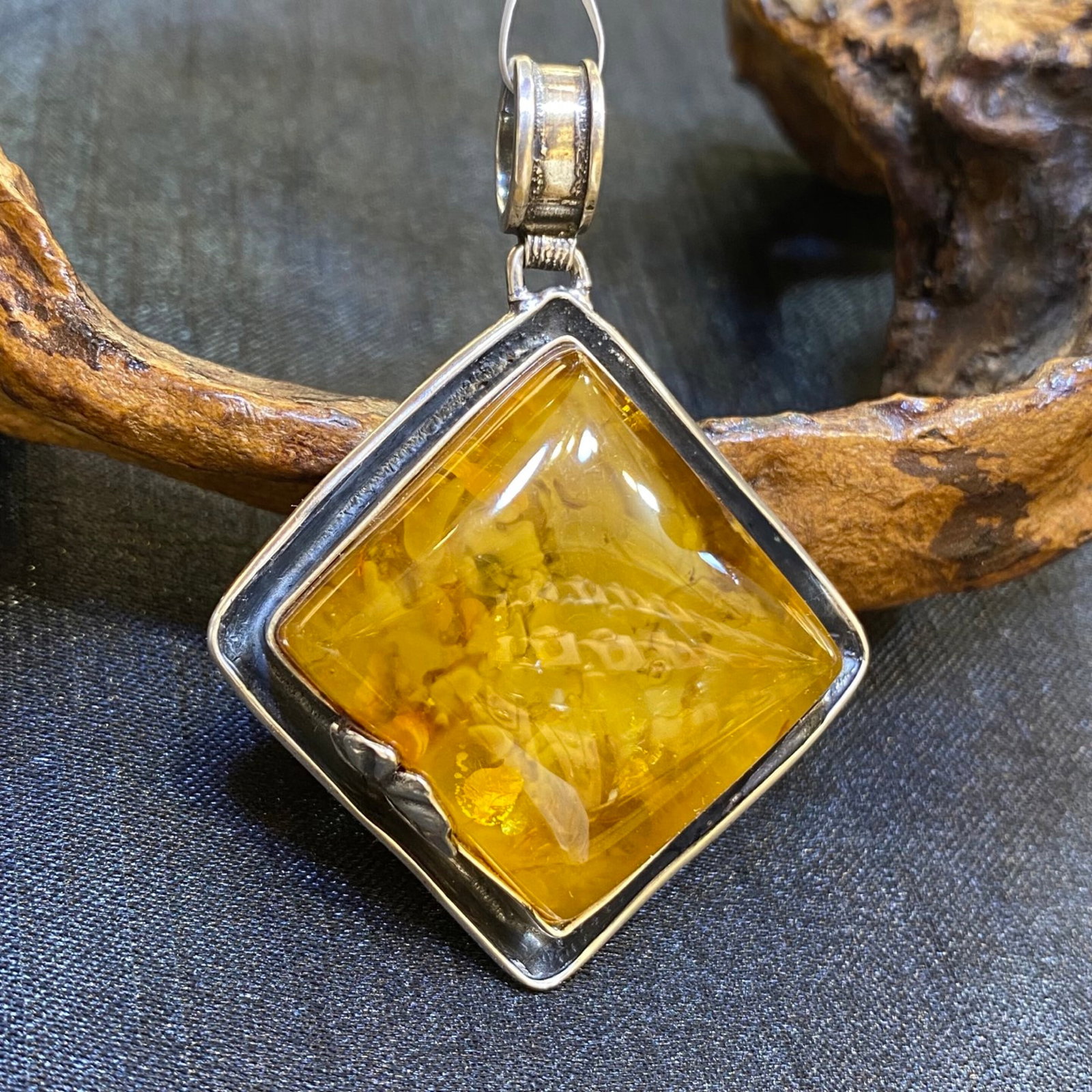 An Exquisite Beeswax Inlaid Silver Necklace: An Exquisite Beeswax Inlaid Silver Necklace,Size:1.7in,Weight:15.3g 蜜蜡镶银项链
