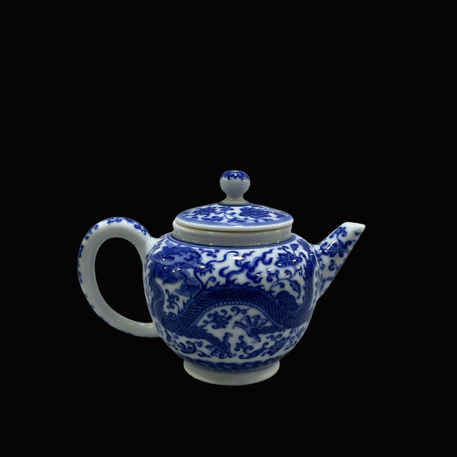 An Exquisite Blue and White Lotus and Dragon Pattern Teapot: An Exquisite Blue and White Lotus and Dragon Pattern Teapot,Qing Dynasty,China,Qianlong Six-character Mark,Size:3.5inx3in 青花缠枝莲龙纹茶壶,È