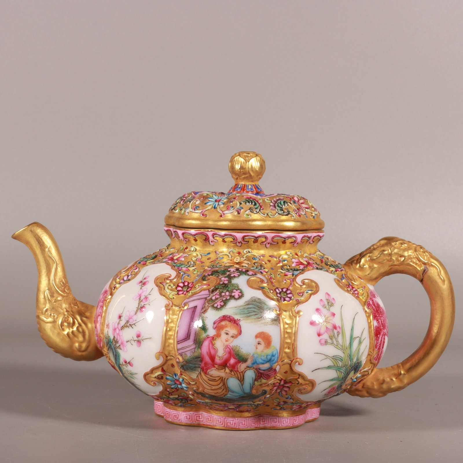 An Exquisite Gold Ground Enamel Character and Story Pattern Teapot: An Exquisite Gold Ground Enamel Character and Story Pattern Teapot,Qing Dynasty,China,Qianlong Six-character Mark,Size:4.7inx4.9in 金地珐琅彩人物故É