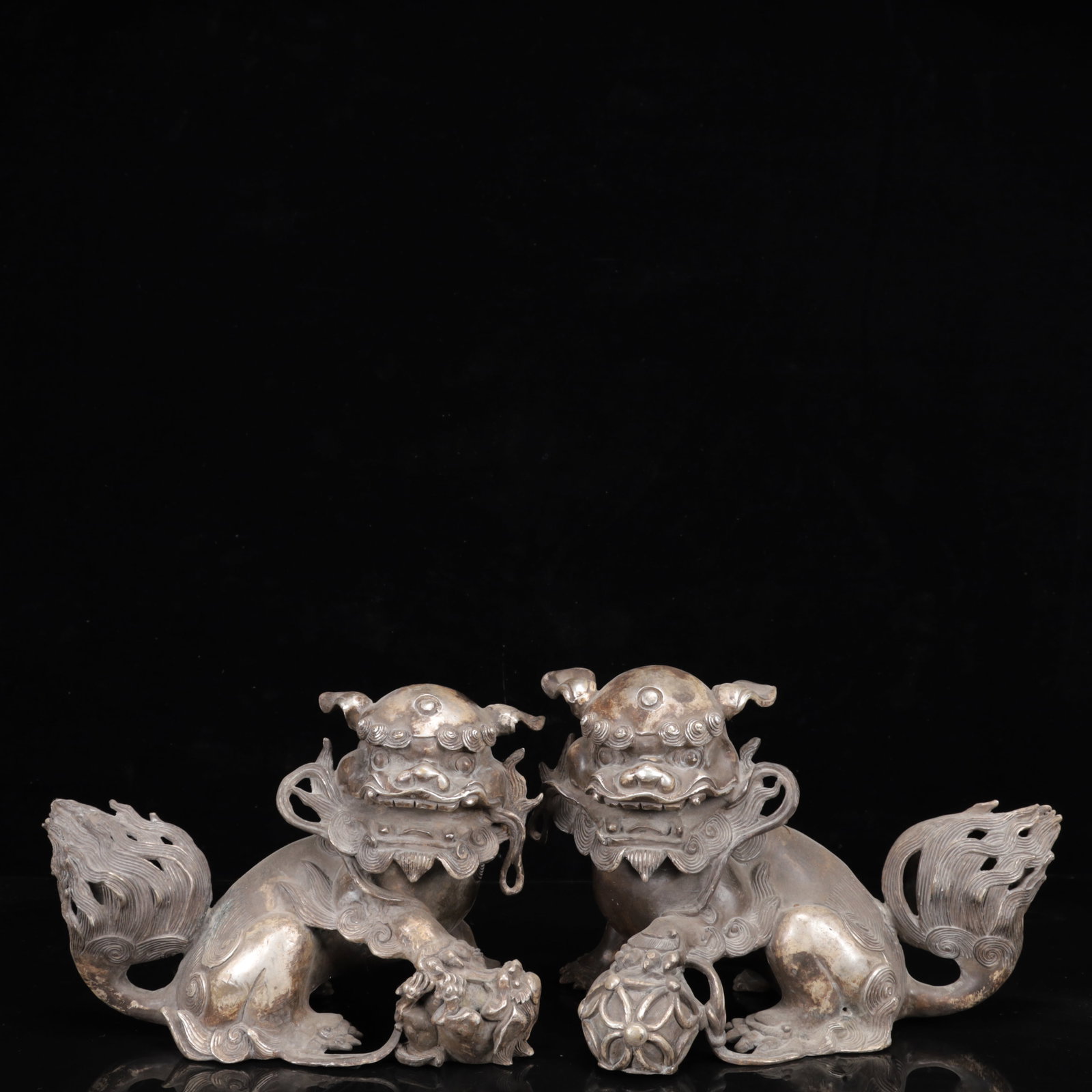 A Pair of Exquisite Silver-Plated Bronze Lion Ornaments: A Pair of Exquisite Silver-Plated Bronze Lion Ornaments,Qing Dynasty,China,Size:9.8inx5.9inx7.1in,Weight:7650g 一对铜镀银狮子摆件,中国